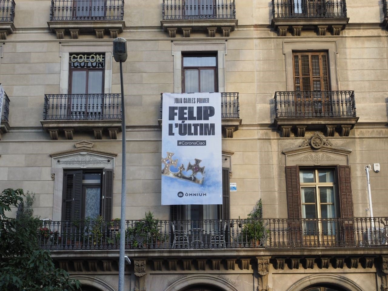 Òmniumha penjat una pancarta per recordar a Felip VI que serà l'últim rei espanyol / Òmnium