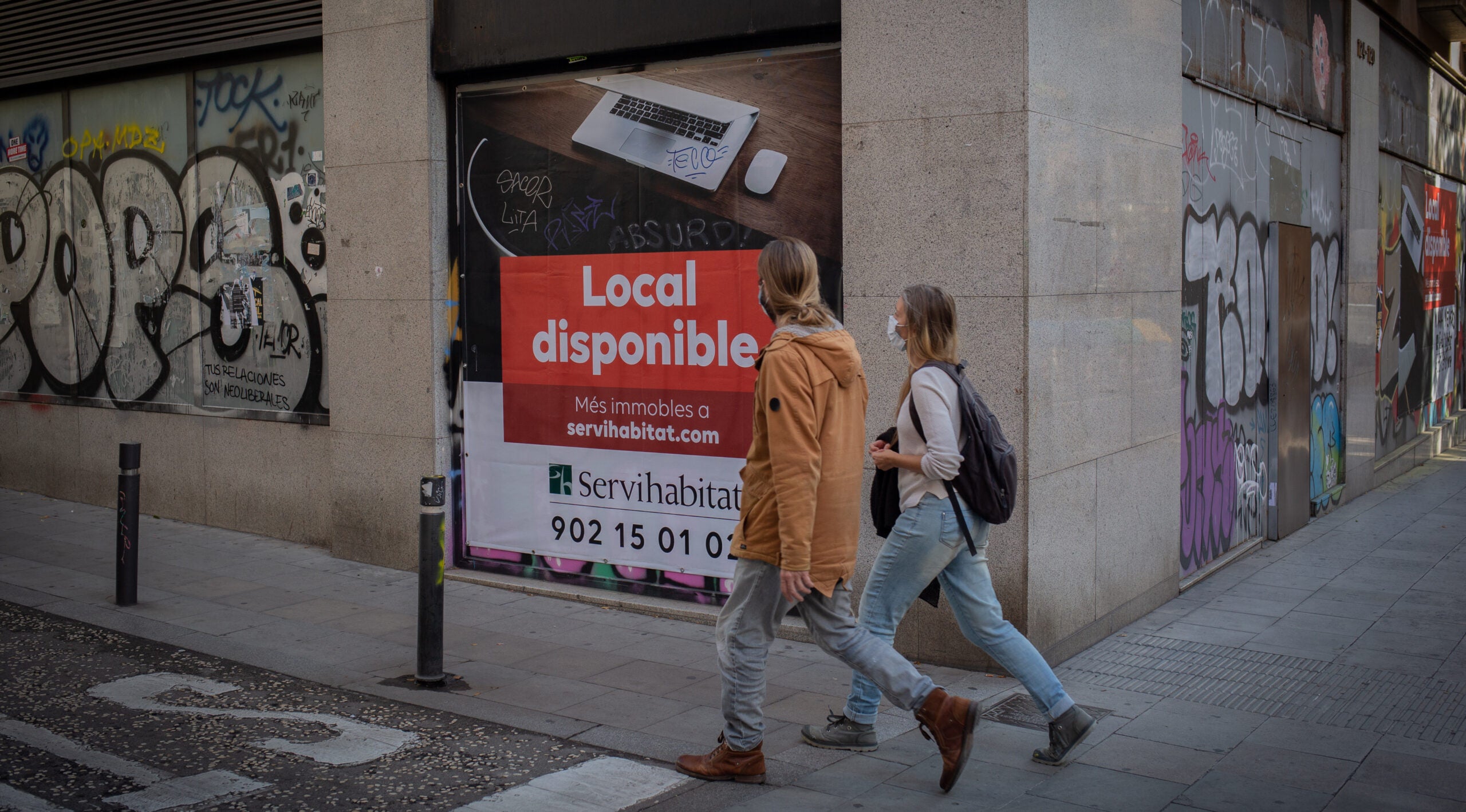 Un racó del barri Gòtic, amb un local buit després de l'esclat de la pandèmia / David Zorrakino (Europa Press)
