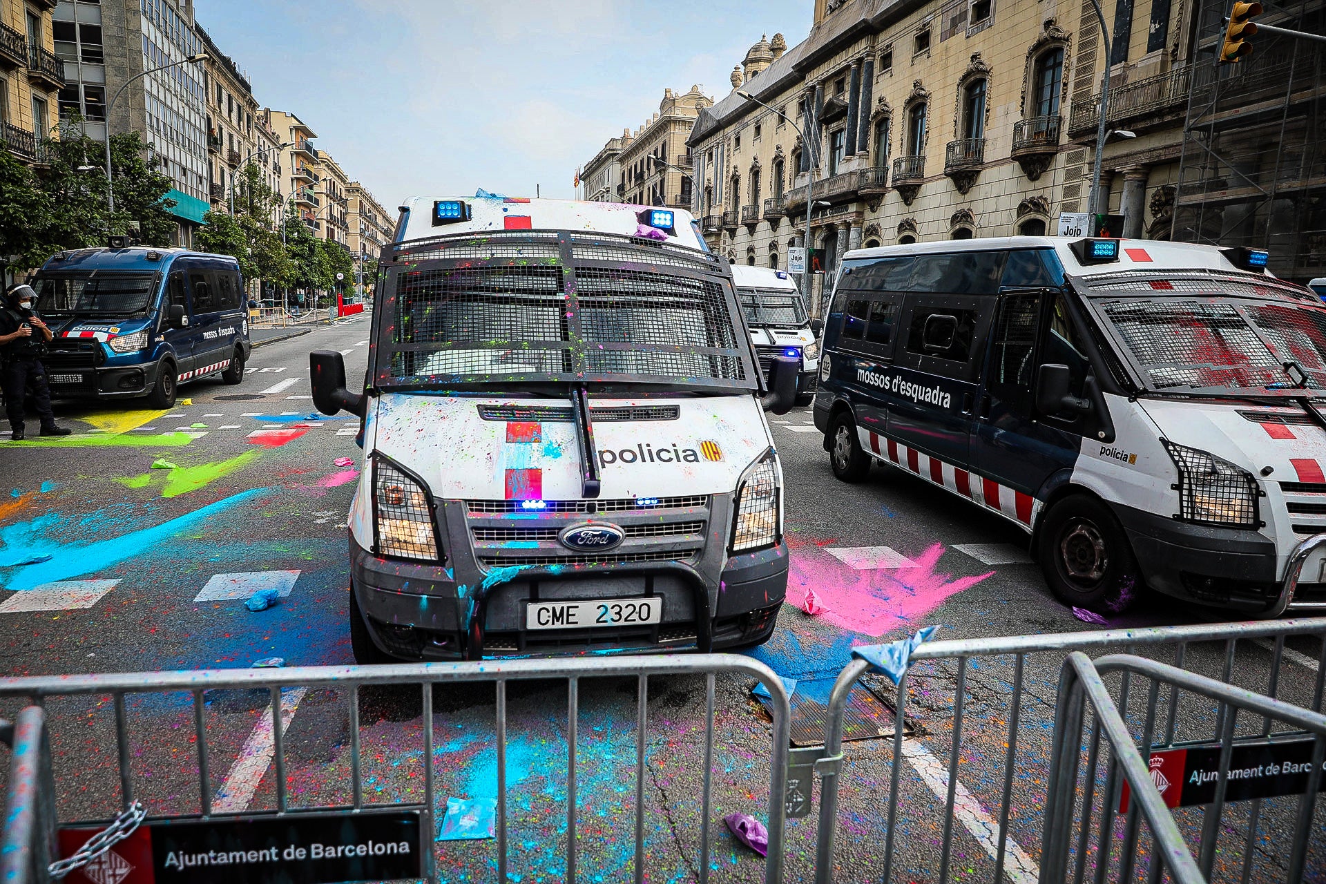 Els CDR han llançat pintura de colors als Mossos / Jordi Borràs