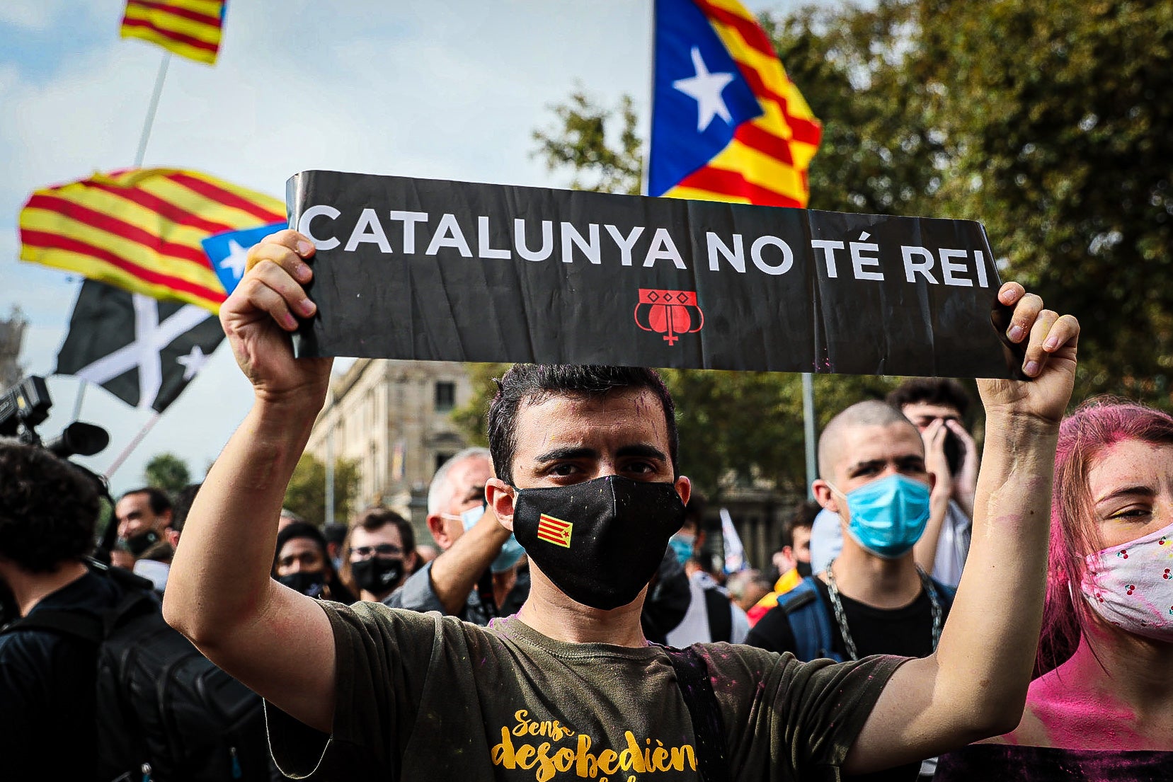 Un manifestant porta un cartell recordant que 'Catalunya no té rei' / Jordi Borràs