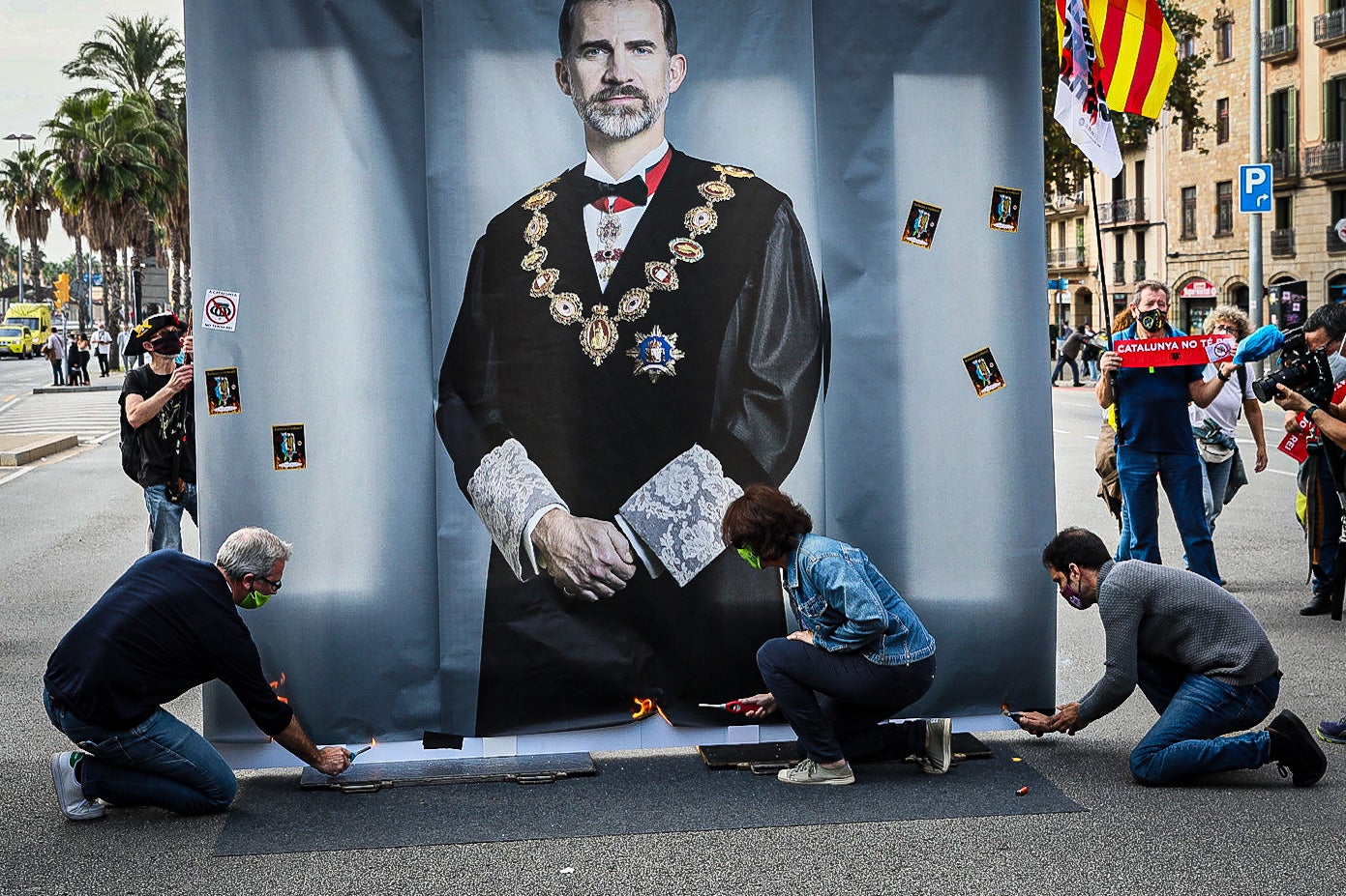 L'ANC, a punt de cremar una gran imatge de Felip VI en toga / Jordi Borràs