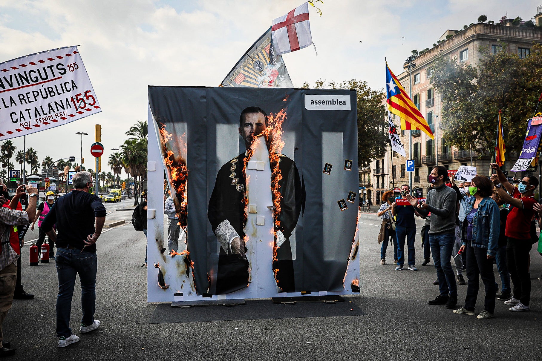 L'ANC crema una gran imatge de Felip VI després de la seva visita / Jordi Borràs