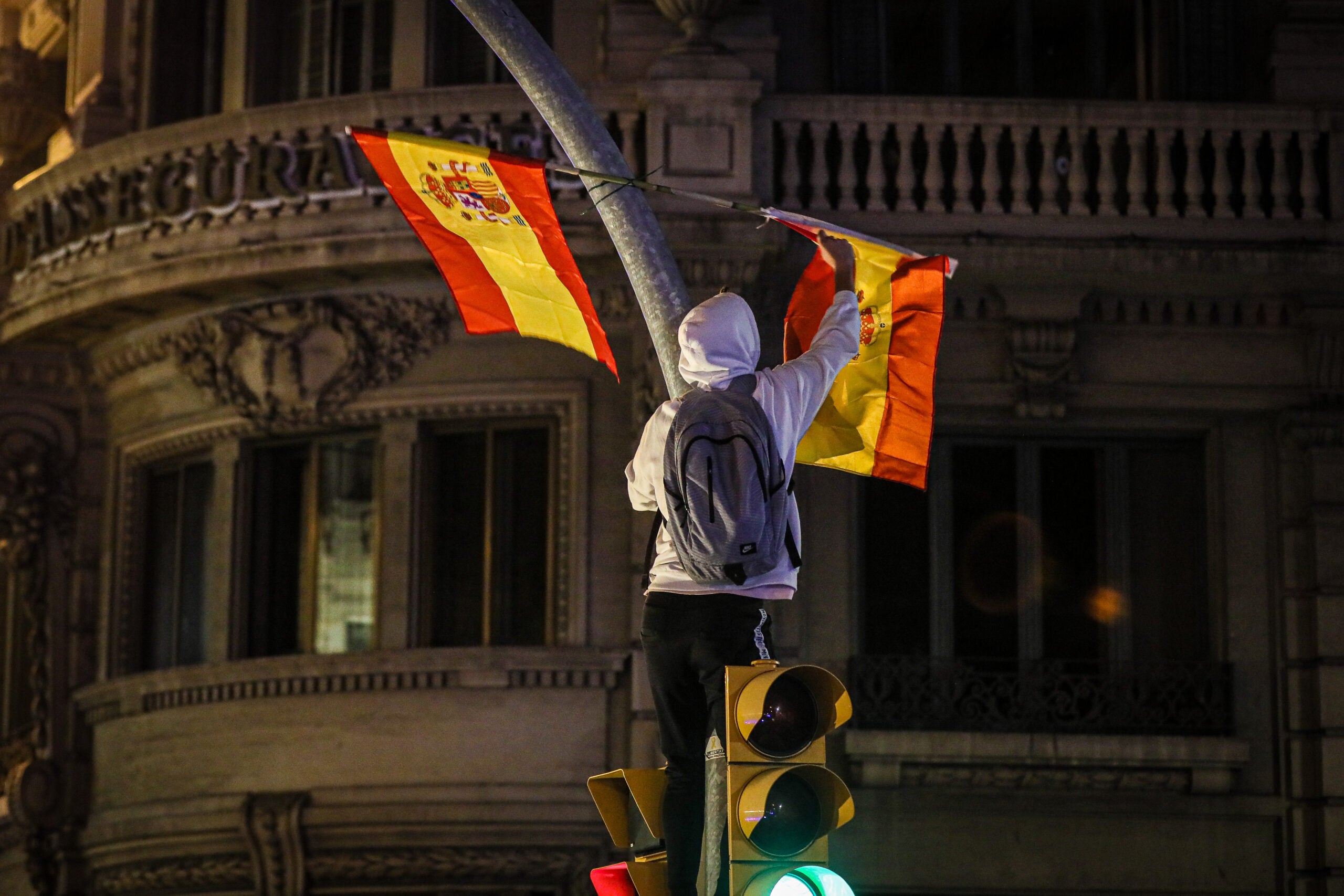 Despenjada de banderes espanyoles a Via Laietana, en l'aniversari de la sentència / Jordi Borràs