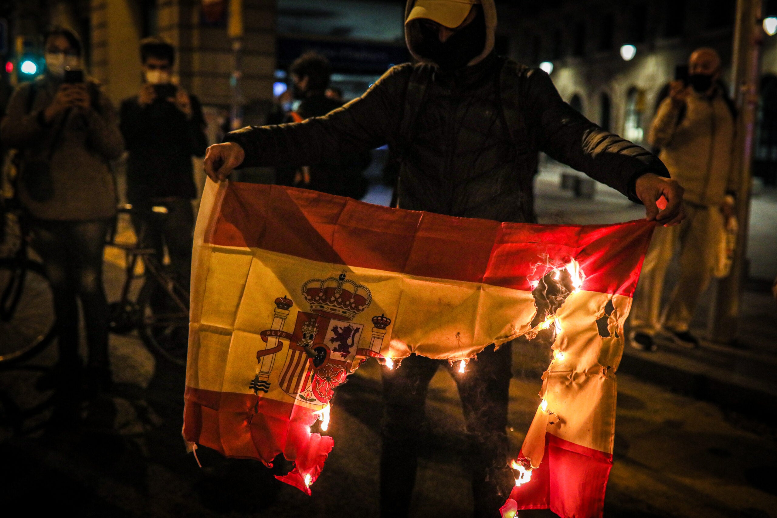 Un manifestant crema una bandera espanyola a la protesta del CDR per l'aniversari de la sentència / Jordi Borràs