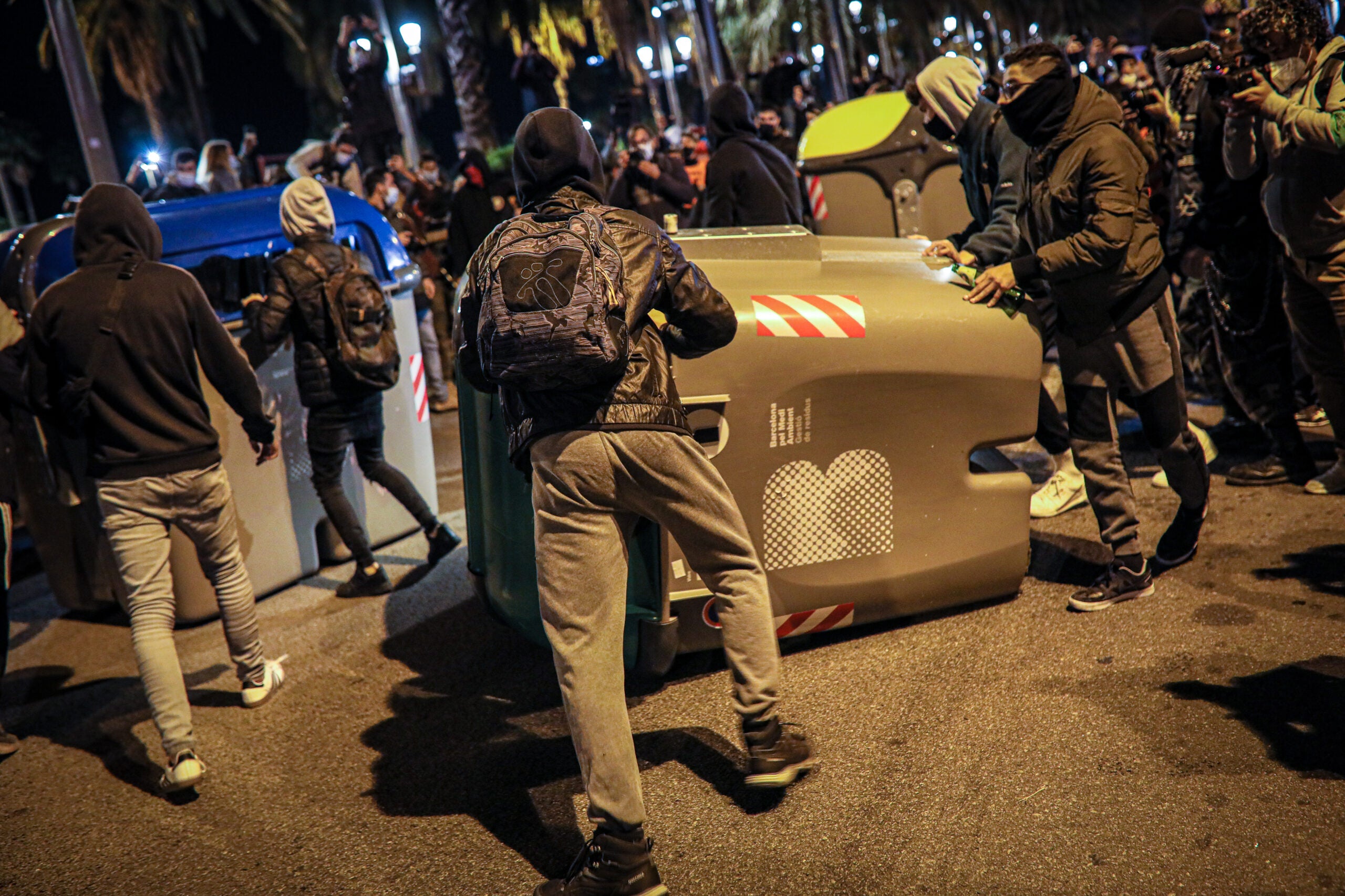 Contenidor bolcat al passeig Colom, en l'aniversari de la sentència / Jordi Borràs