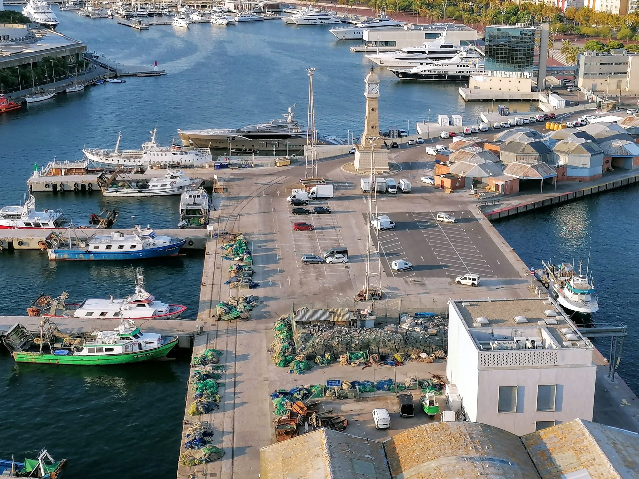 La Torre del Rellotge és una icona de la Barceloneta i presideix el Moll de Pescadors / MMP