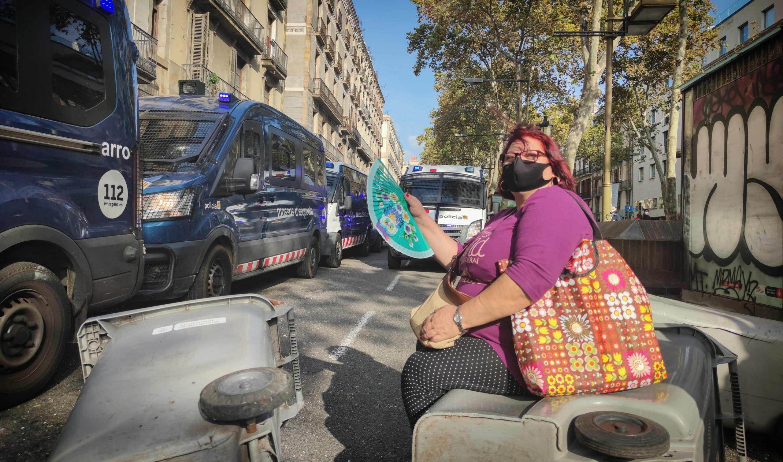 La Luisa, veïna i implicada en el Sindicat d'Habitatge del Raval, envoltada de furgonetes antiavalot / D.C.