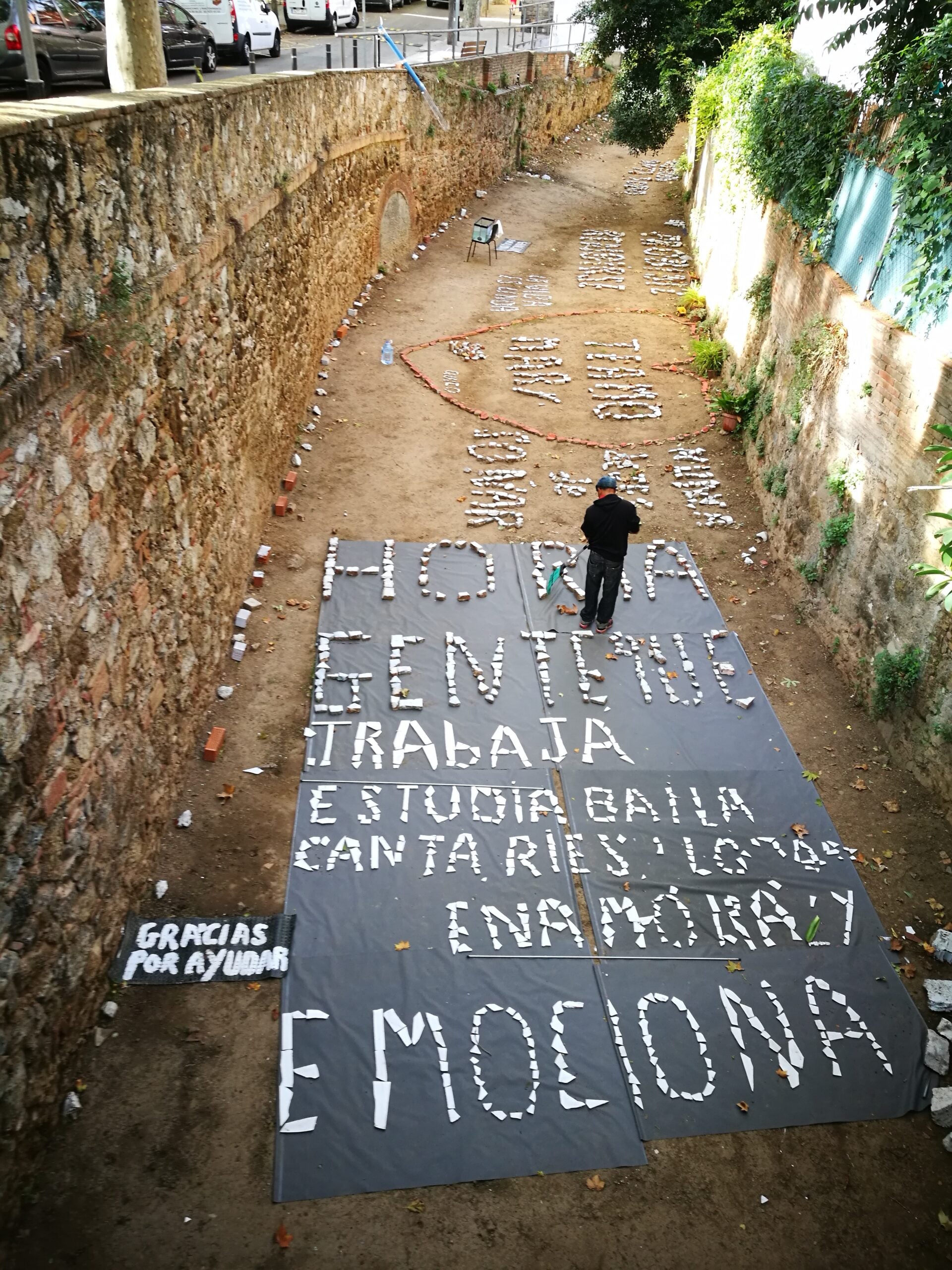 Vista del torrent de la Carabassa amb l'art efímer creat per un veí / Cedida