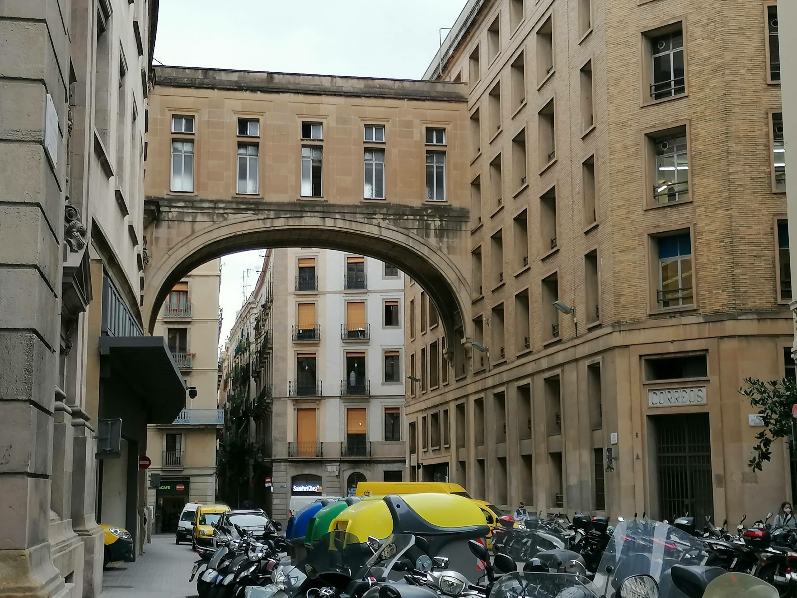 Un pont elevant connecta els dos edificis de la seu de Correus a Via Laietana / MMP