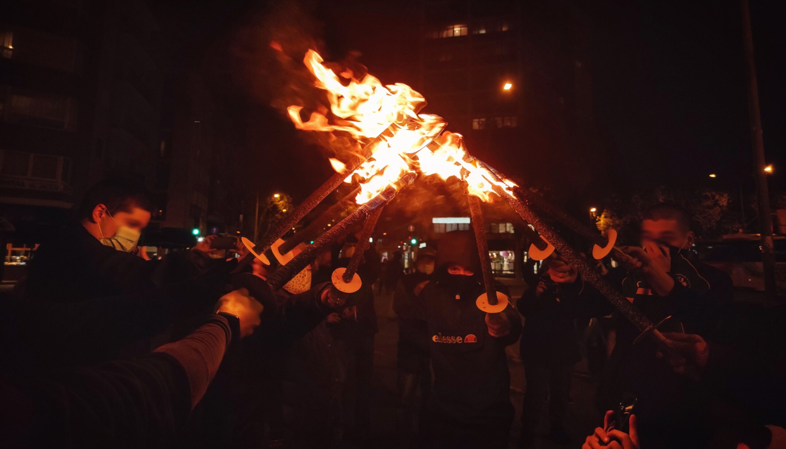 Alguns integrants del tall de la Meridiana han encès torxes per celebrar el primer aniversari del moviment / D.C.