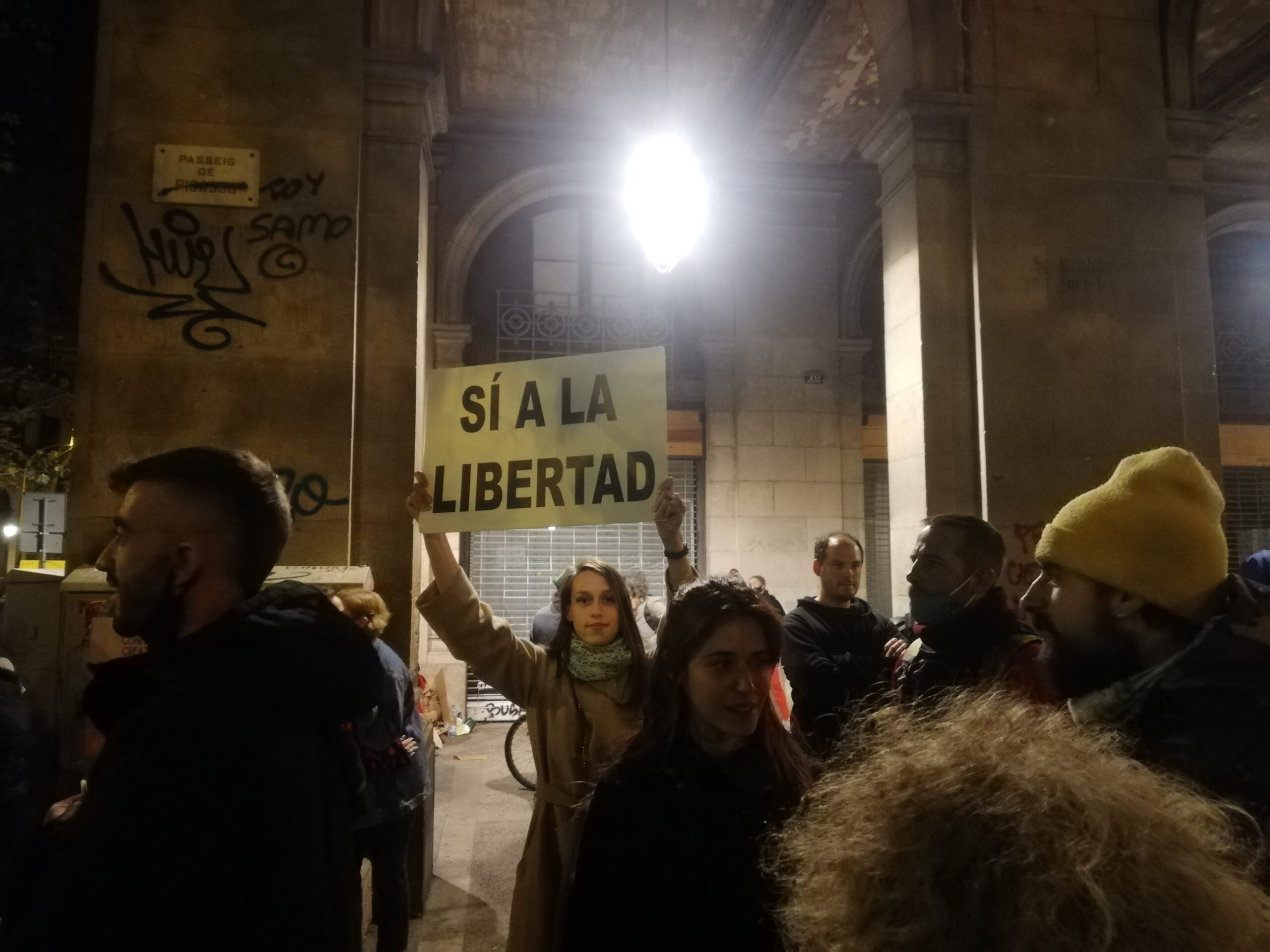 Una dona mostra una pancarta en favor de la 