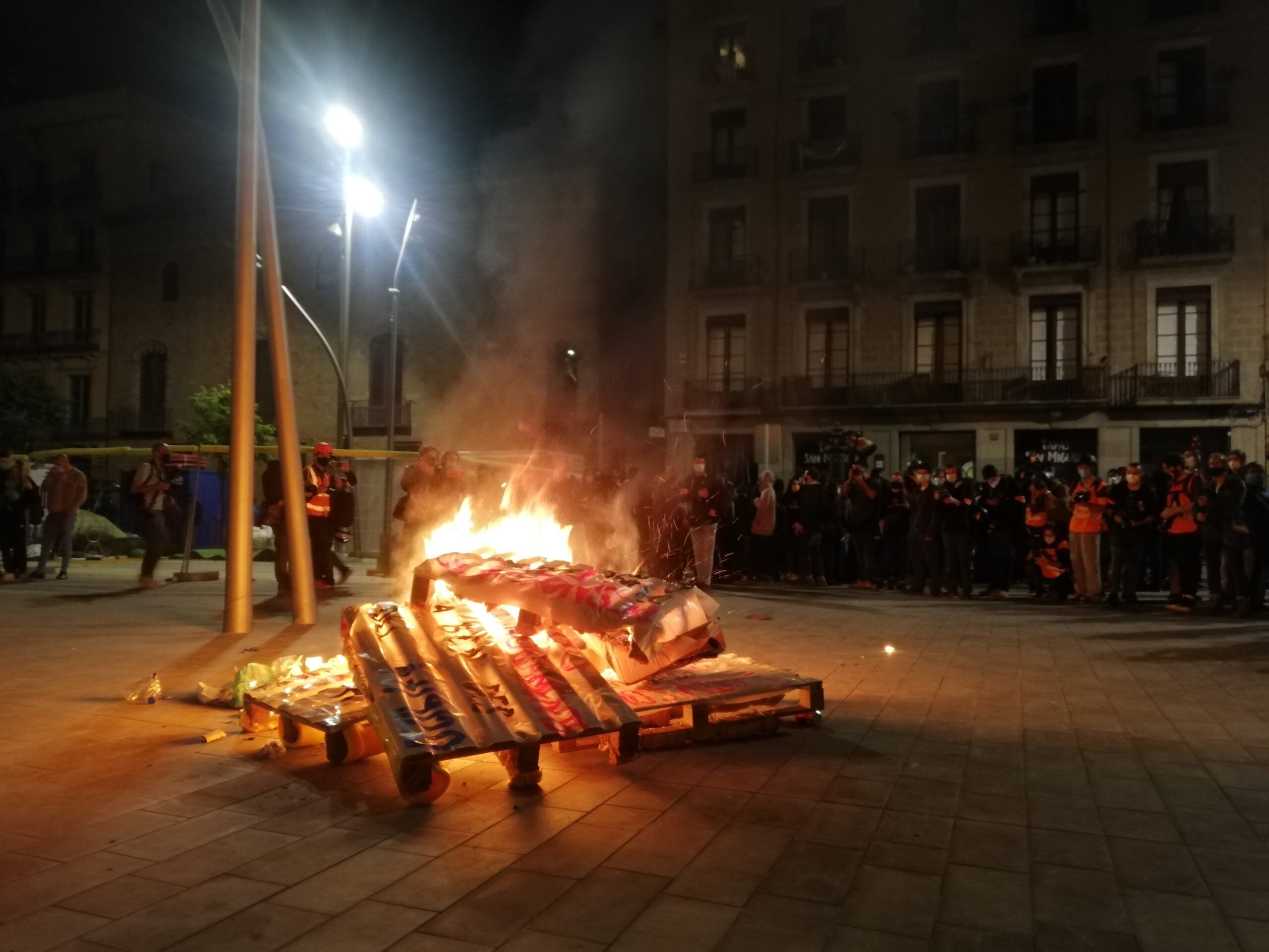 Foguera a la plaça Sant Miquel durant la protesta contra els desnonaments en estat d'alarma / A.L.