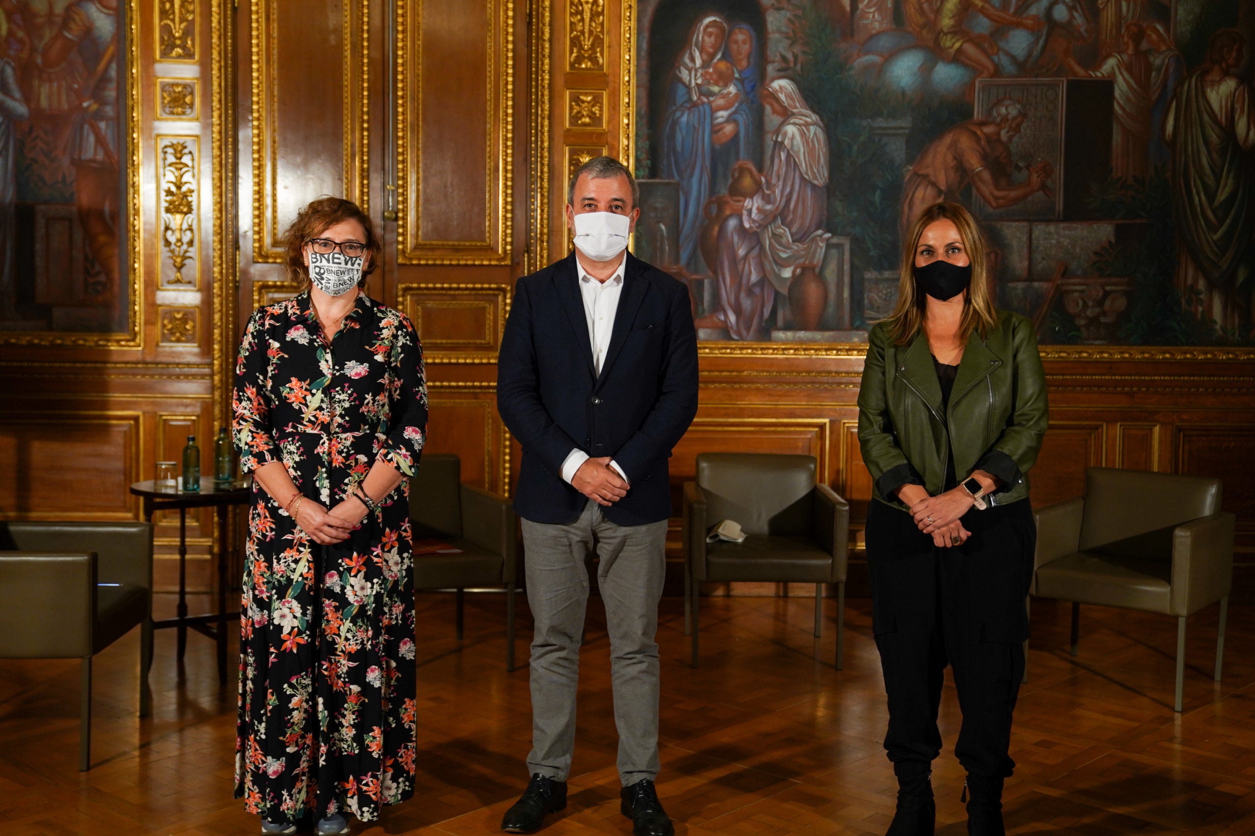 Montserrat Ballarín (esquerra), Jaume Collboni i Eva Menor a la signatura de l'acord / Ajuntament de Barcelona