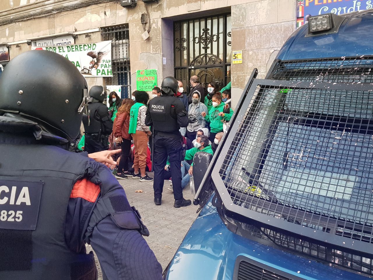 Forta presència policial al desallotjament d'un edifici al carrer Aragó / PAH