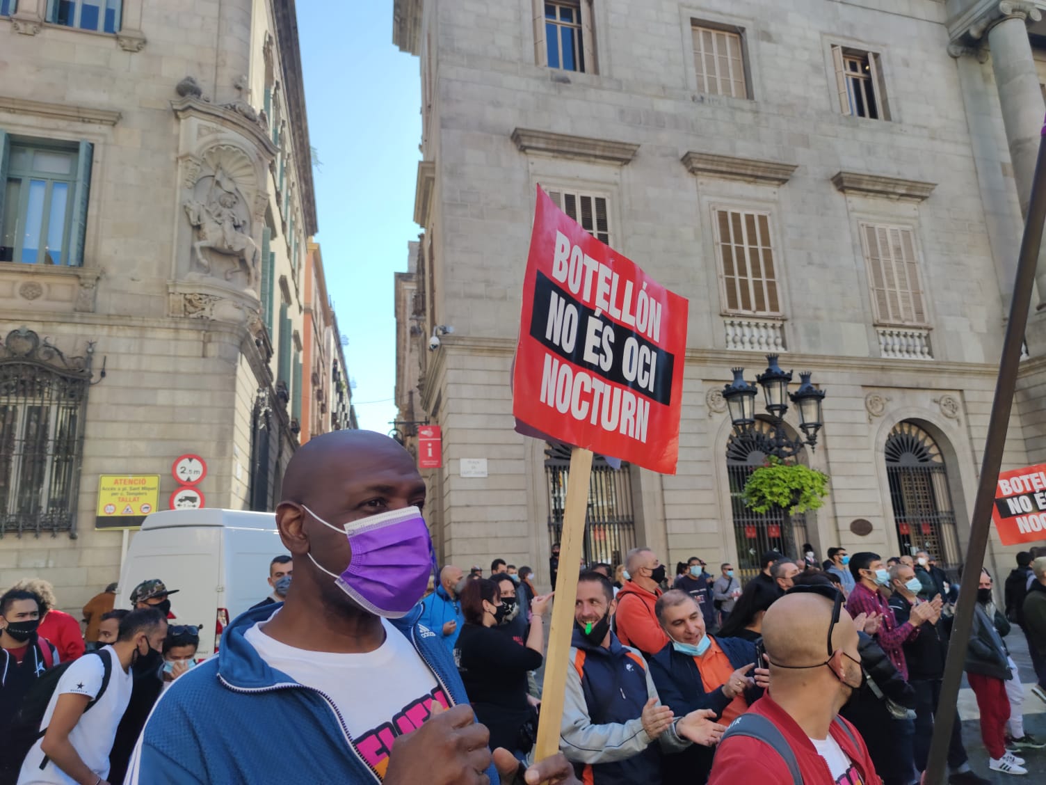 Centenars de persones es concentren a Sant Jaume contra les restriccions del Govern / D.C.