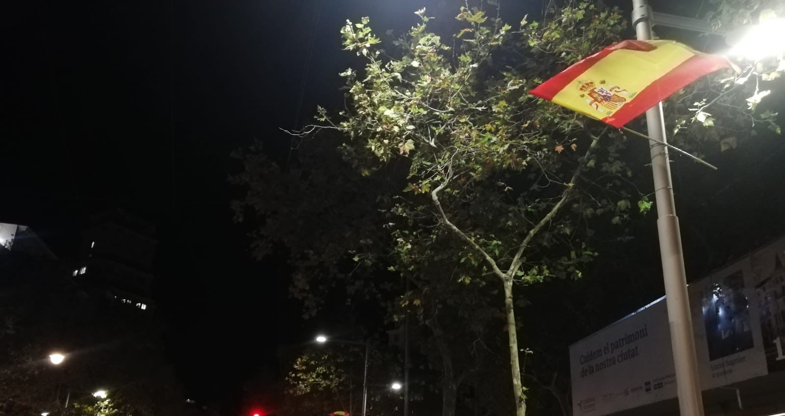 El passeig de Gràcia s'ha llevat amb diverses banderes espanyoles penjades dels fanals / Cedida