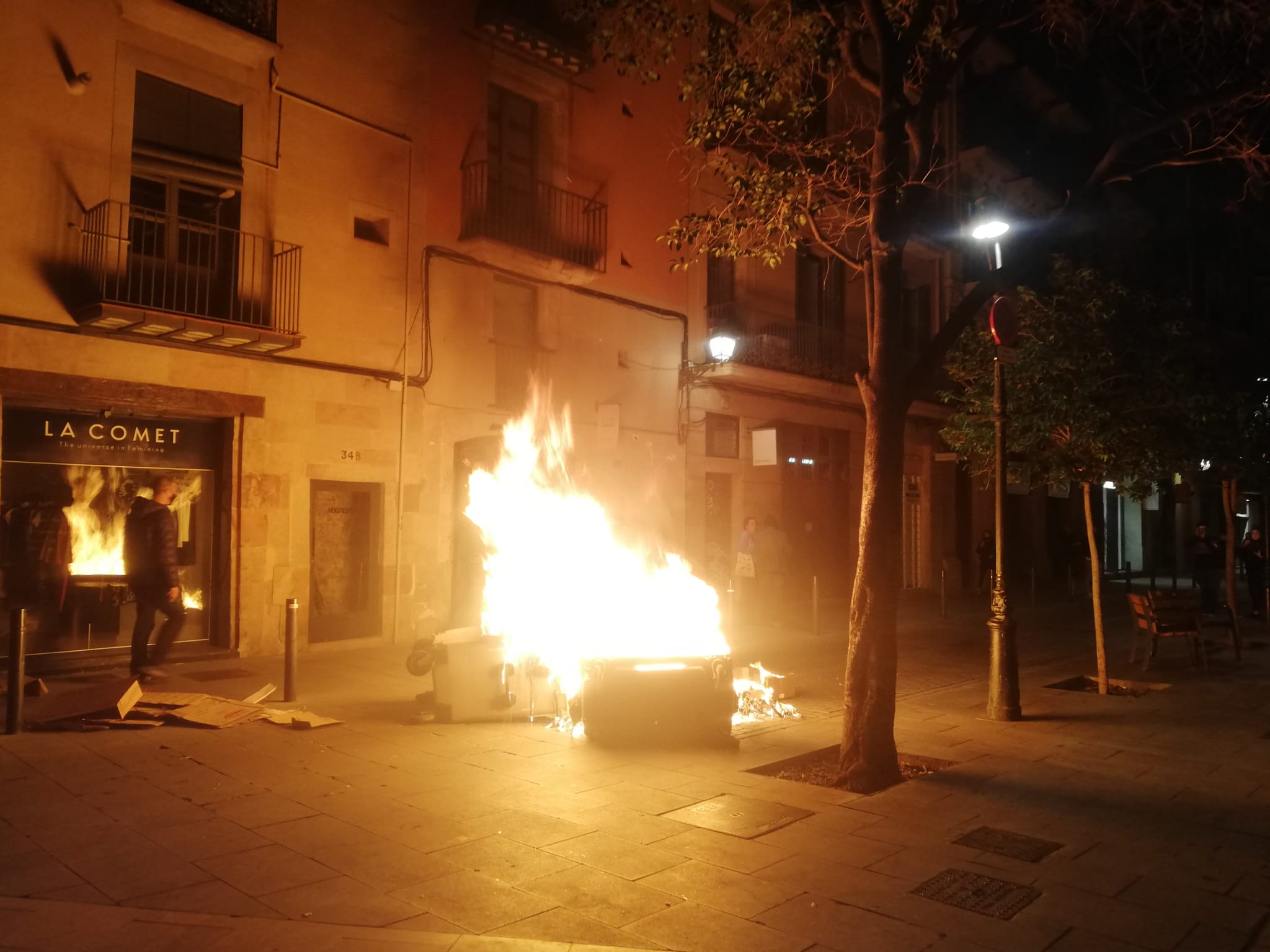 Contenidor cremant al Born després de la protesta contra el toc de queda / A.L.