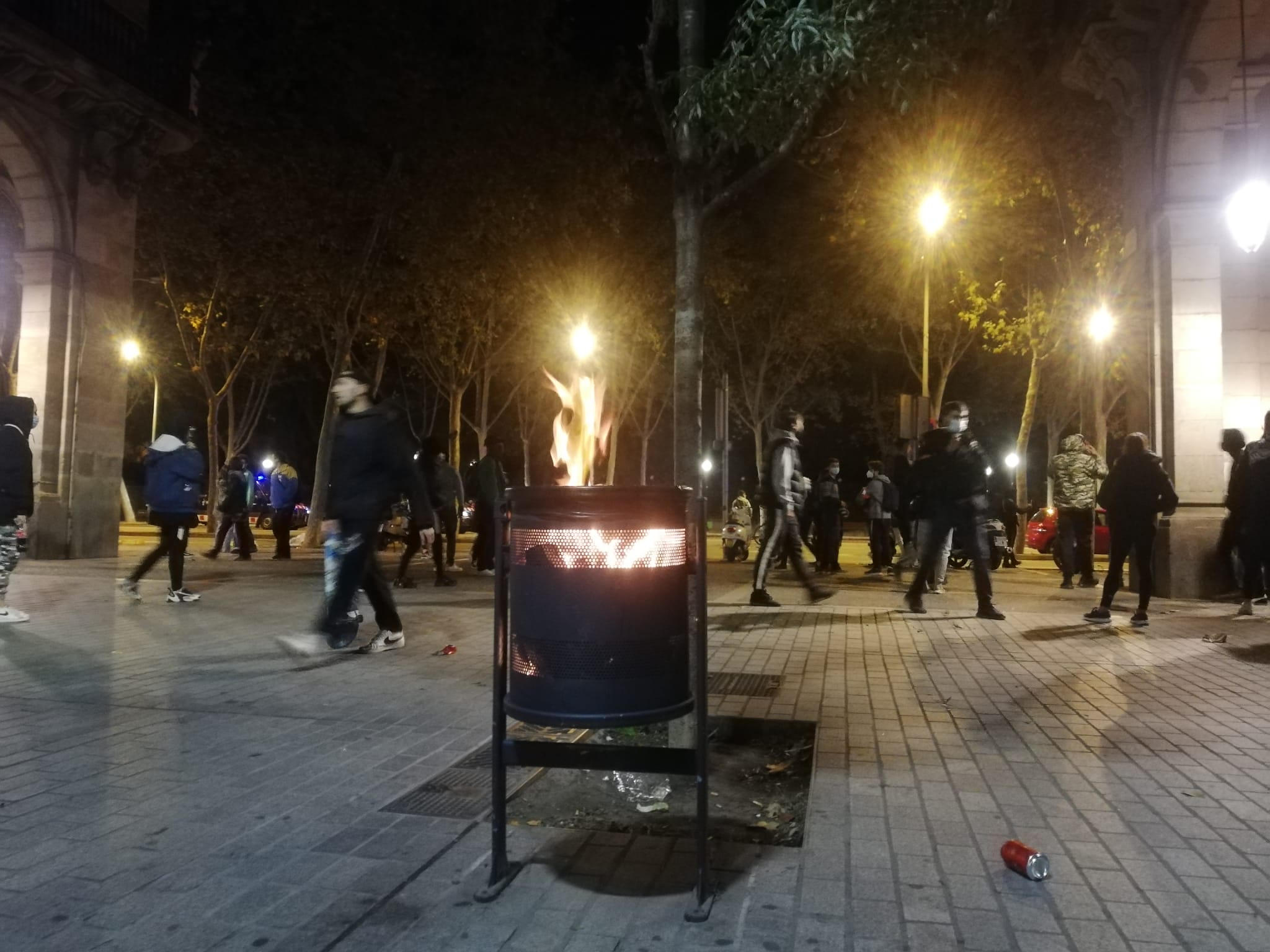 Paperera cremant al Born després de la protesta contra el toc de queda / A.L.