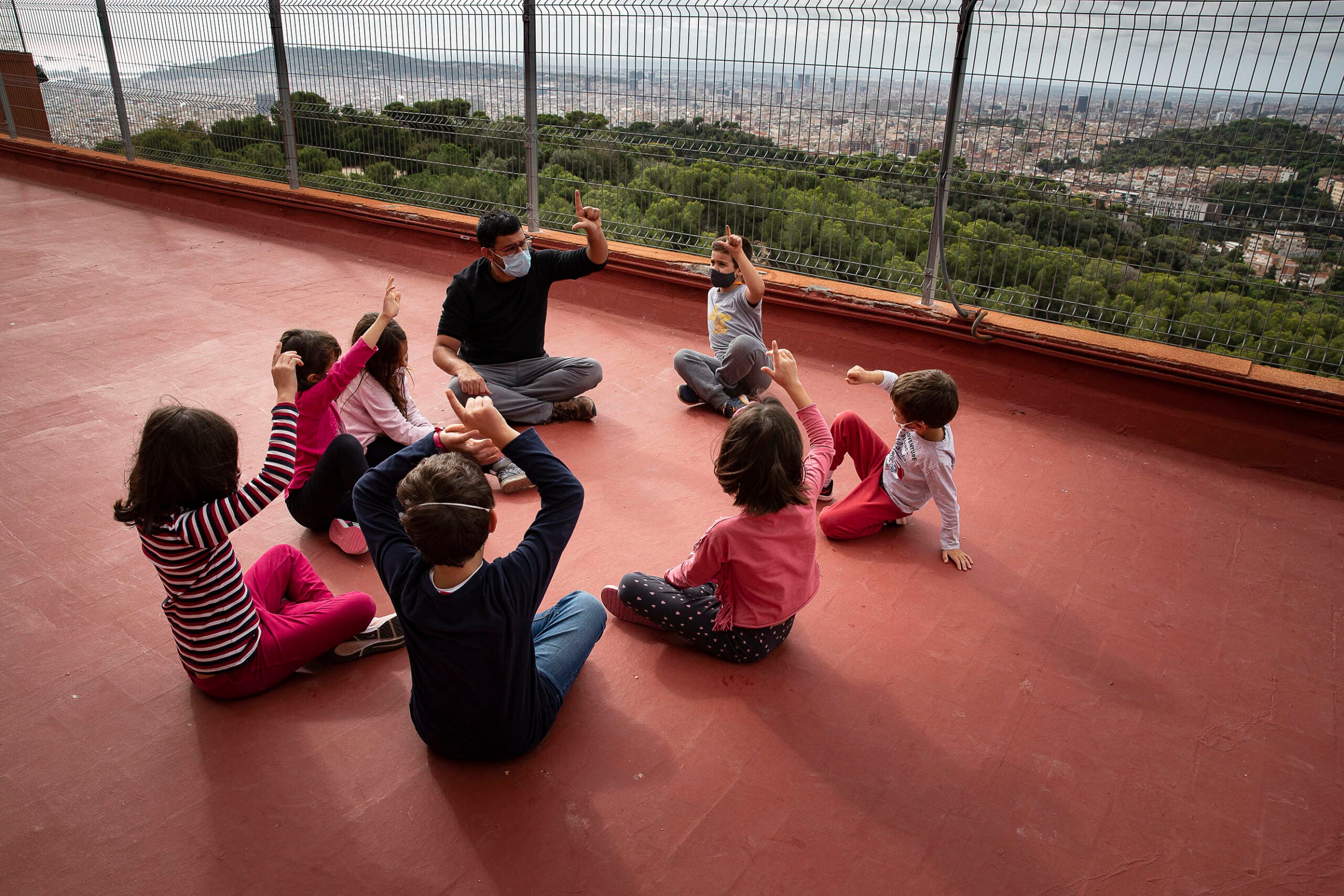 Imatge d'arxiu d'alumnes d'una escola de Barcelona durant la pandèmia / Jordi Play