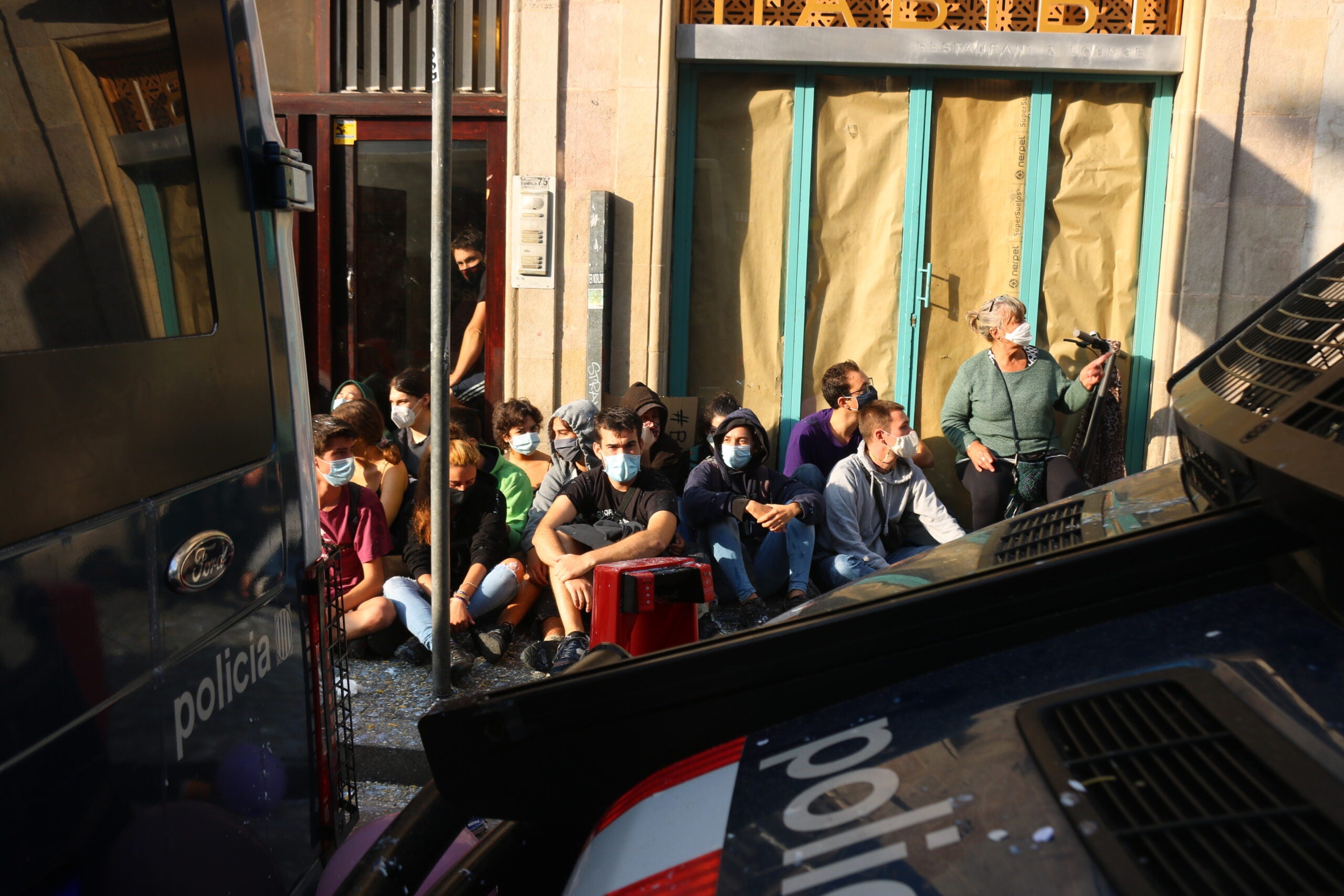 La concentració a les portes de l'habitatge per aturar el desnonament a la Rambla / ACN