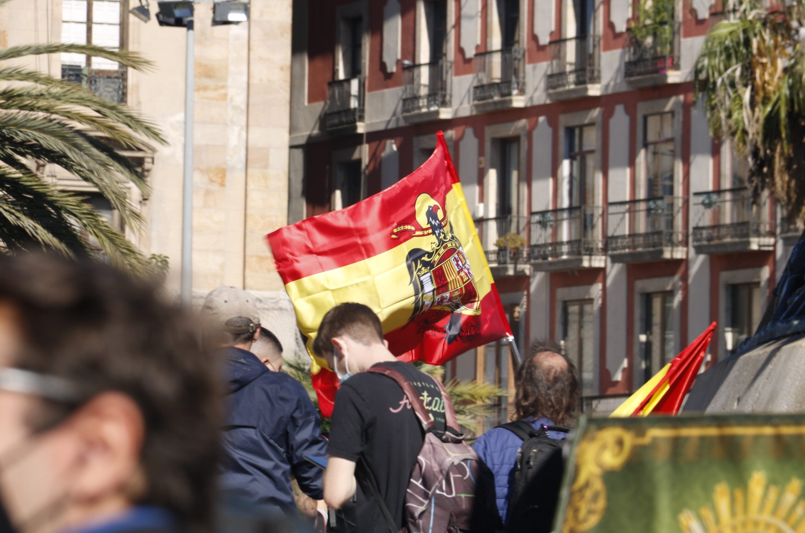 Una bandera franquista durant la concentració espanyolista del 12 d'octubre al monument a Cristòfor Colom / ACN