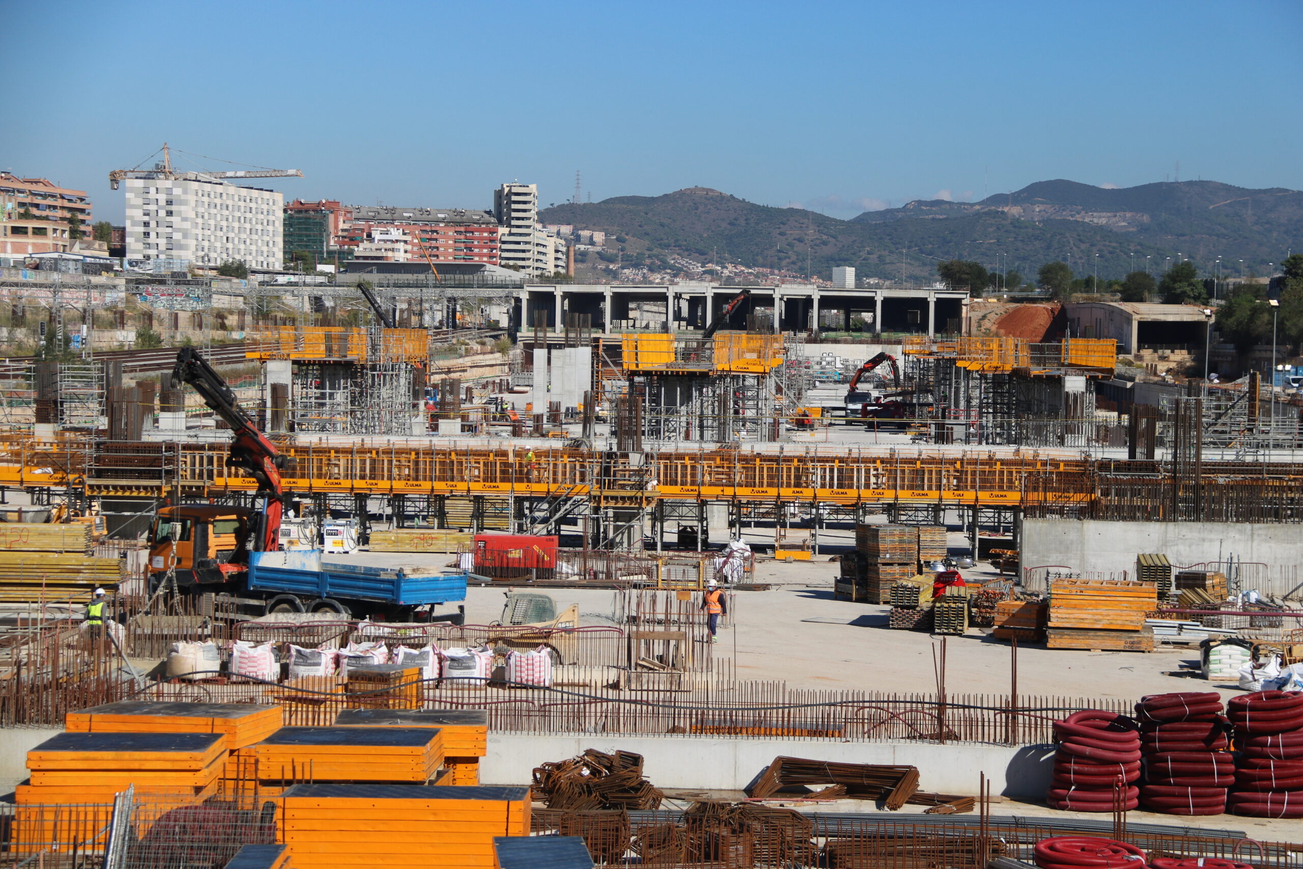 Obres a la nova estació de la Sagrera, amb l'estructura per on passaran els trens d'alta velocitat al fons / ACN - Albert Cadanet