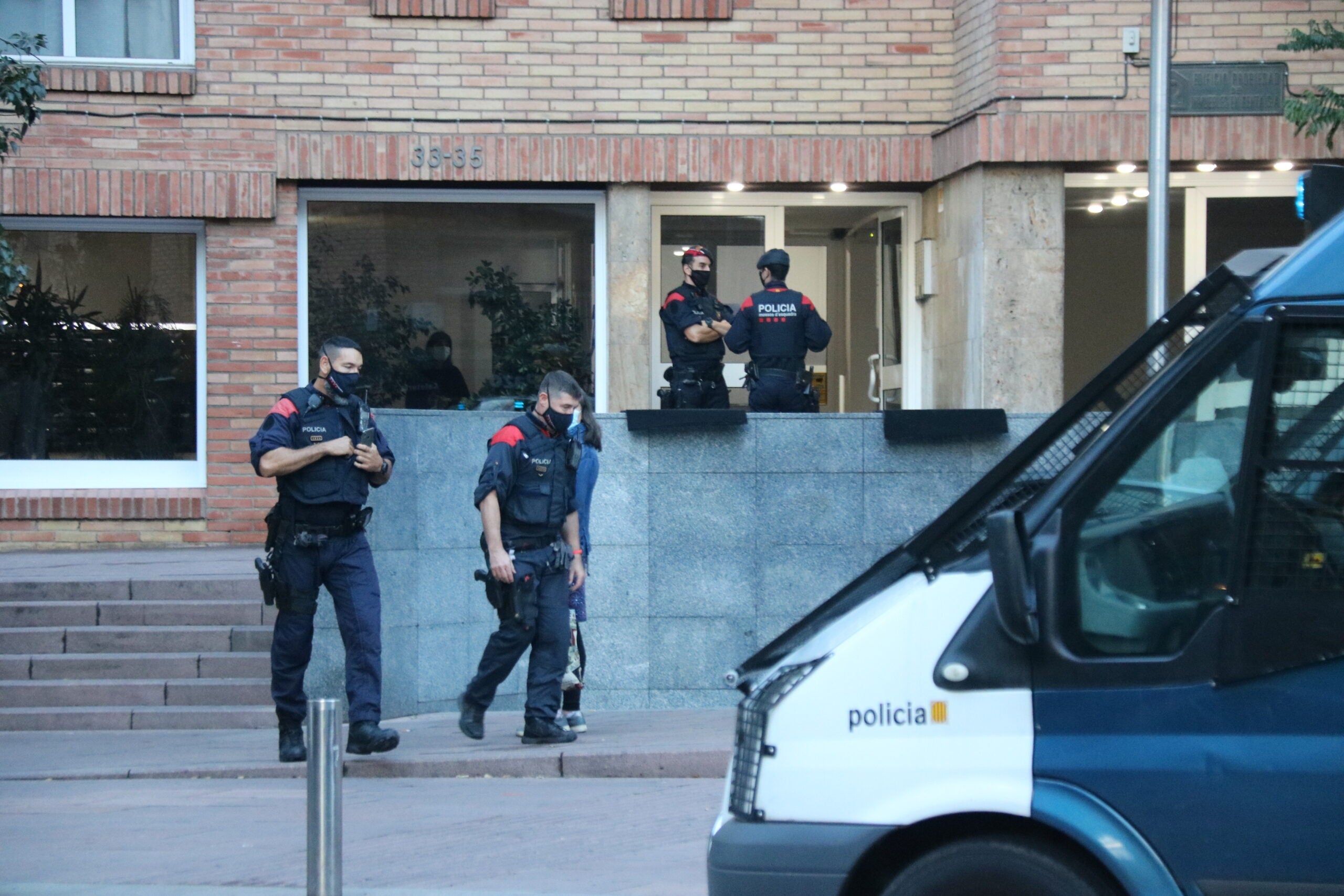 Mossos en un dels escorcolls antidroga a Barcelona / ACN