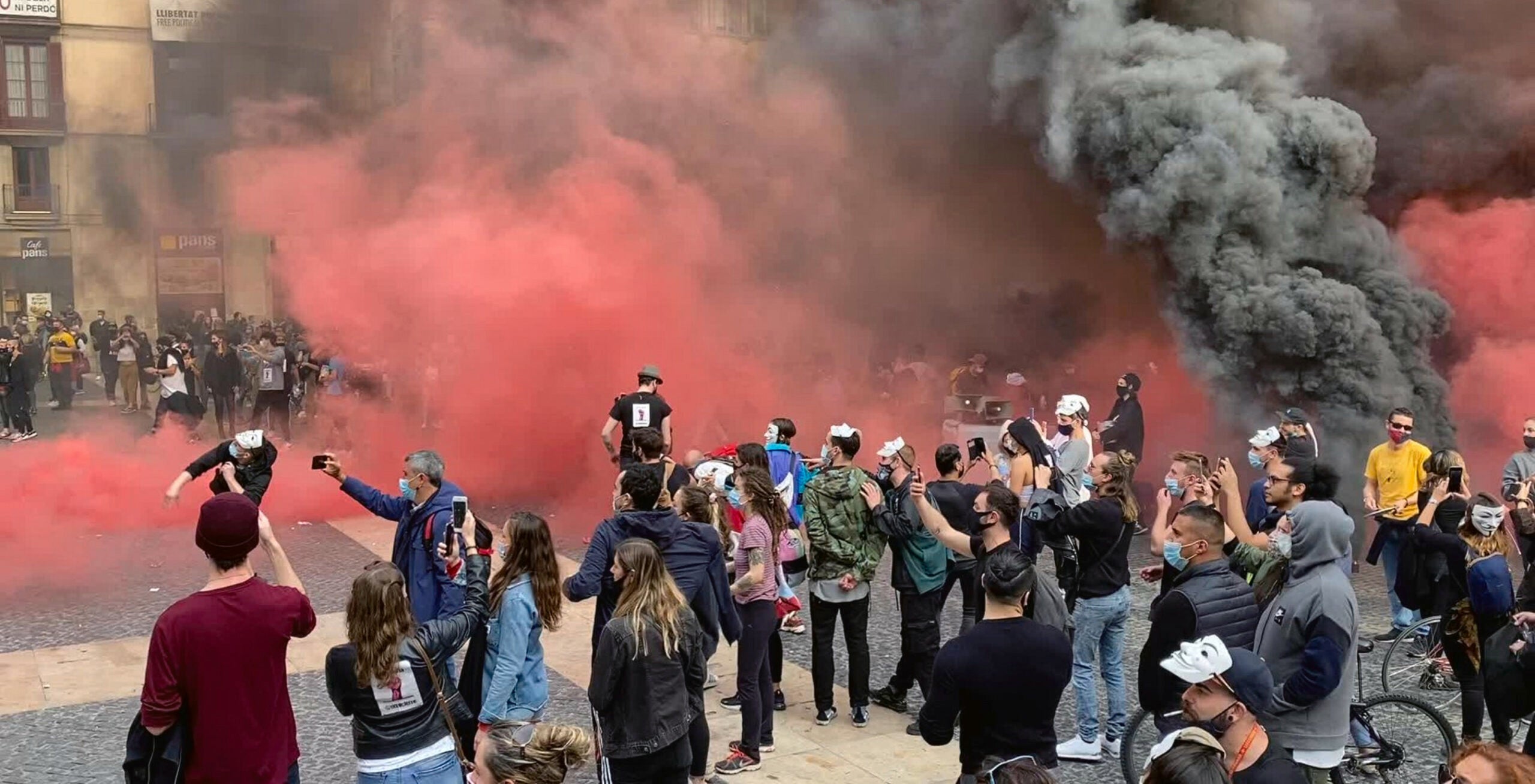 La protesta dels restauradors indignats a plaça Sant Jaume / Alan Ruiz (ACN)