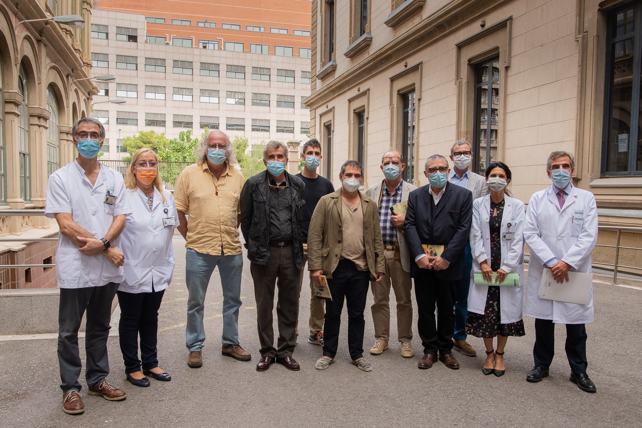 Tres dels artistes amb representants de l'hospital Clínic / Hospital Clínic