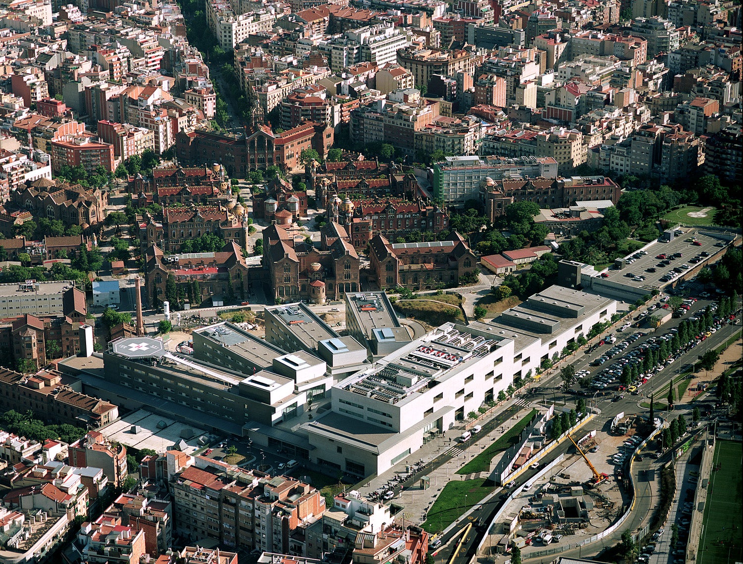 Vista aèria del nou i l'antic recinte de l'hospital Sant Pau de Barcelona / Sant Pau
