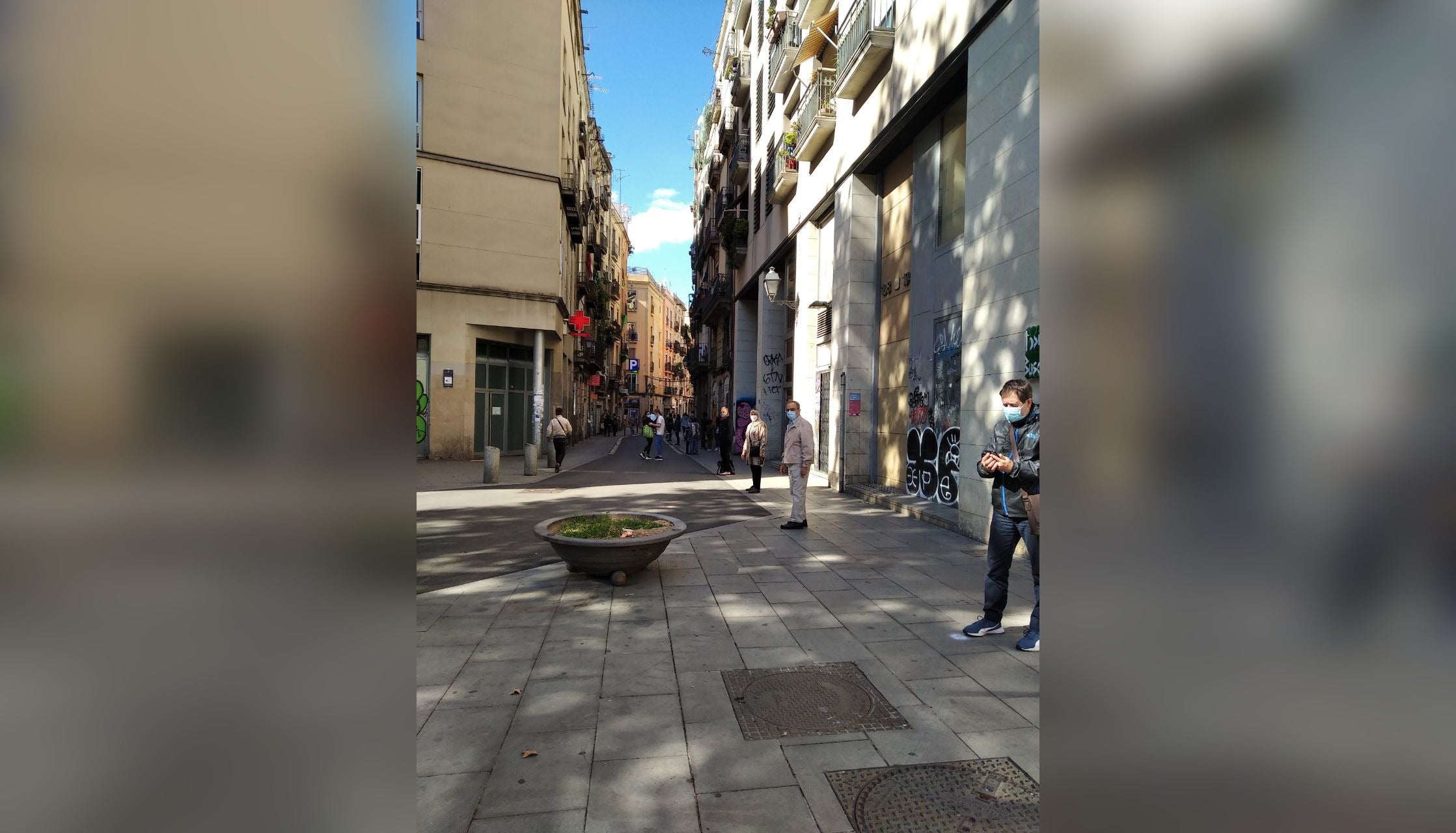 Cadena humana per salvar el gimnàs Sant Pau / Sindicat de Llogateres i Llogaters