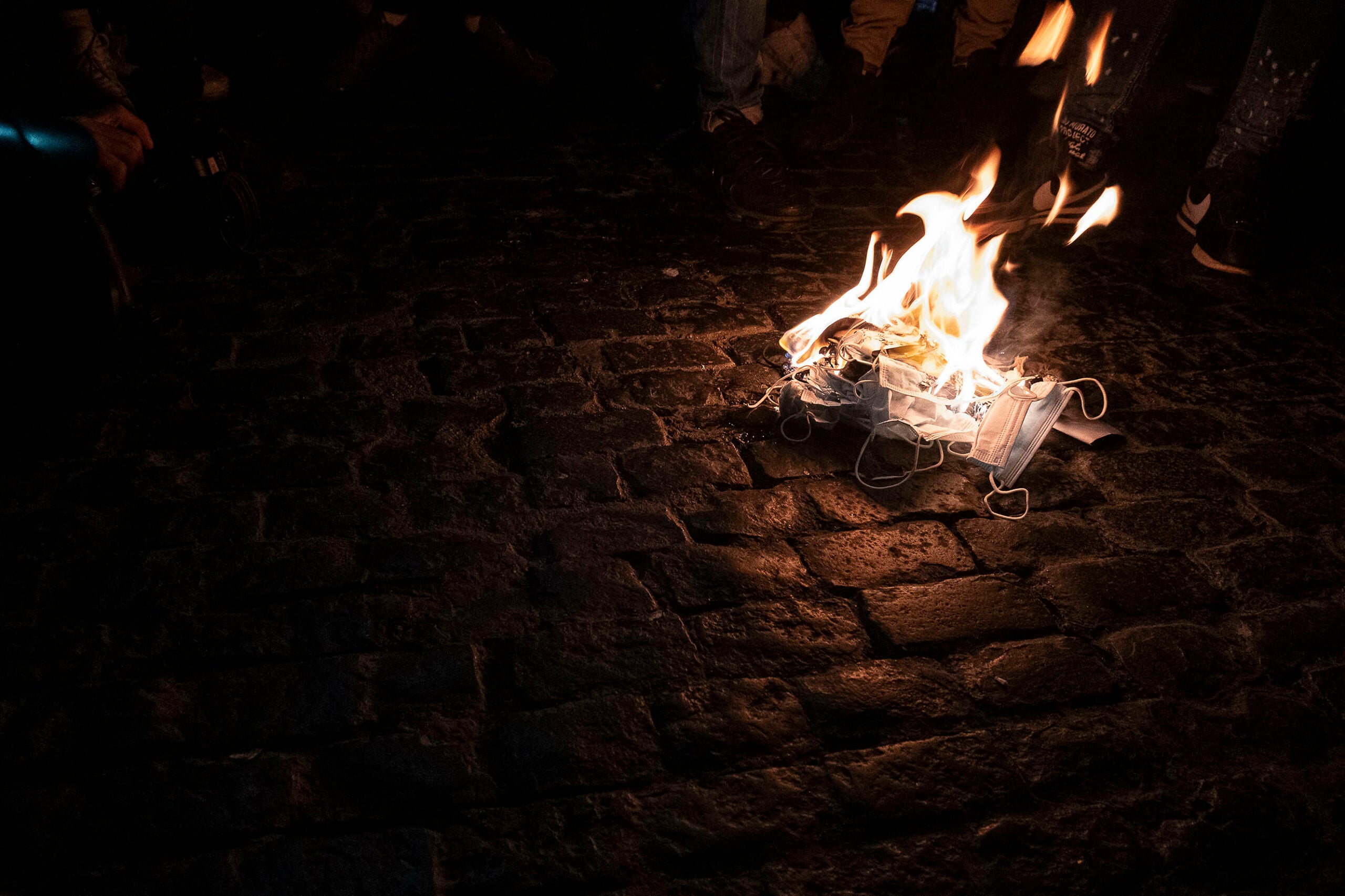 Un dels primers fets reivindicatius a la plaça Sant Jaume ha estat cremar mascaretes / Jordi Play