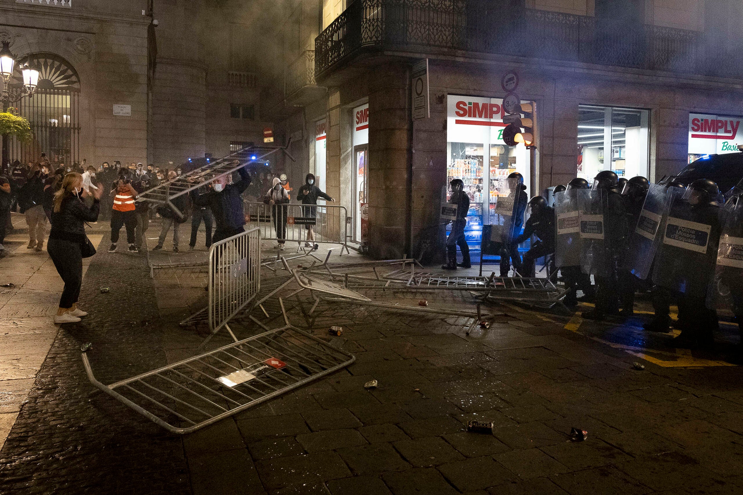 El detonant de les protestes ha estat el llançament de tanques als Mossos / Jordi Play