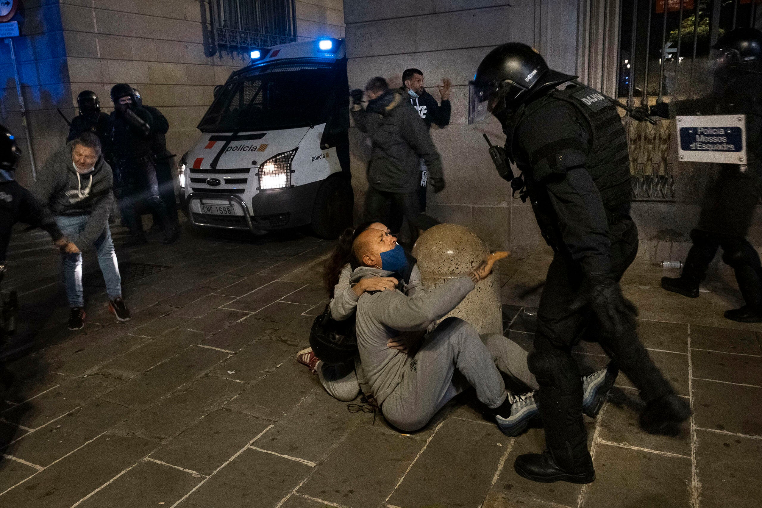 Un manifestant a terra quan començaven les protestes / Jordi Play