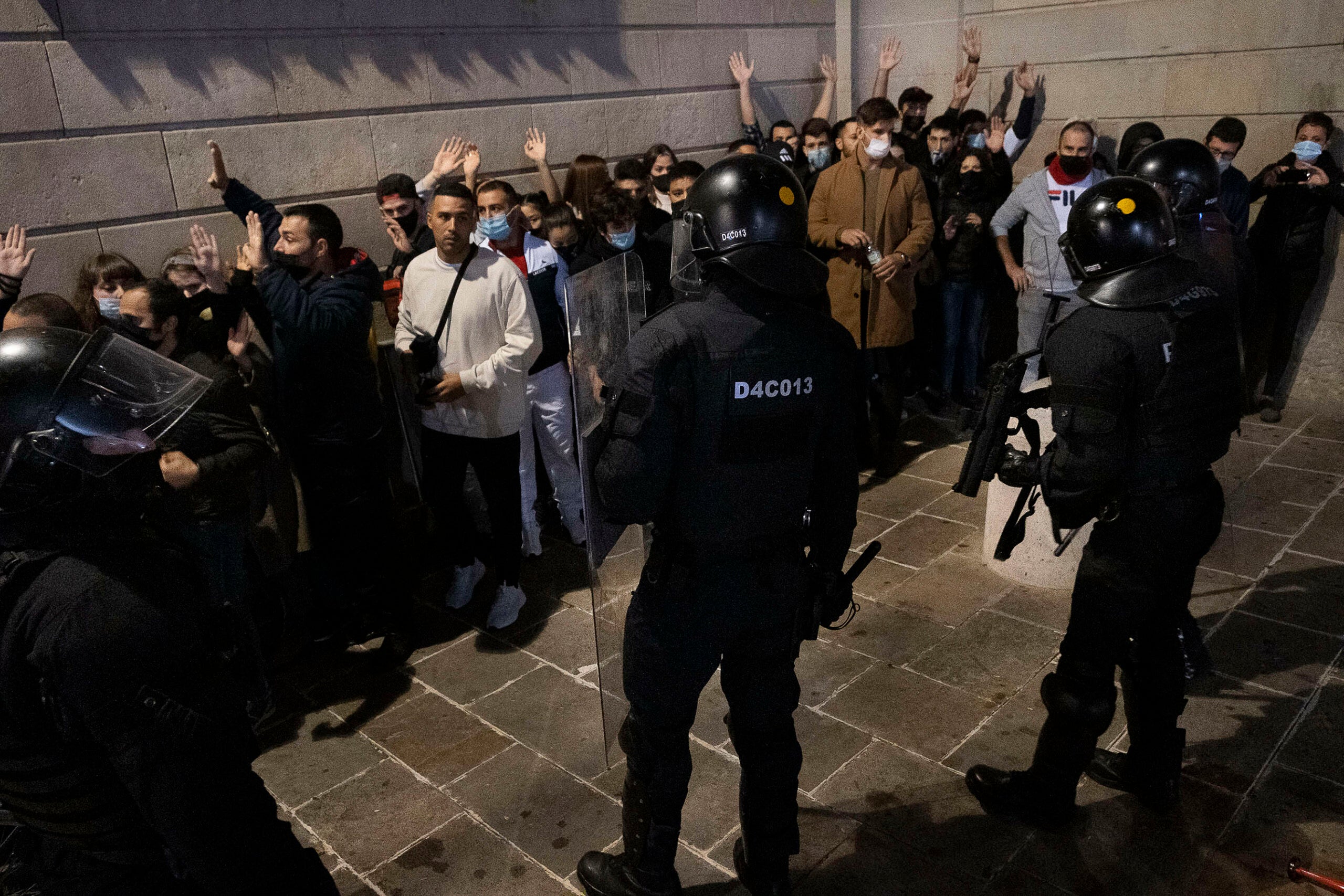 S'ha arraconat els manifestants per intentar controlar la protesta a la plaça Sant Jaume / Jordi Play