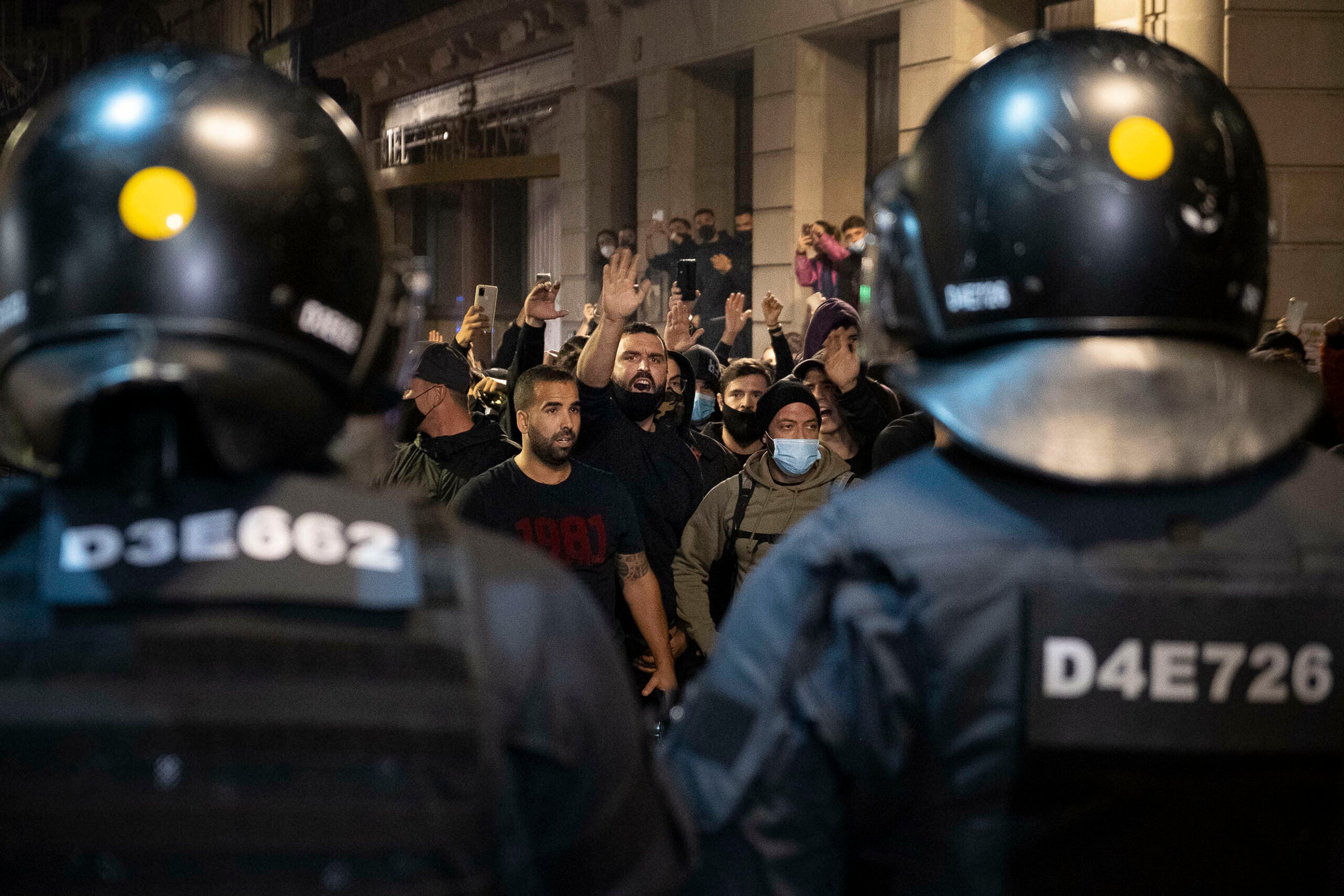 De bon inici, els manifestants, molts d'extrema dreta, han mantingut el pols a la policia / Jordi Play