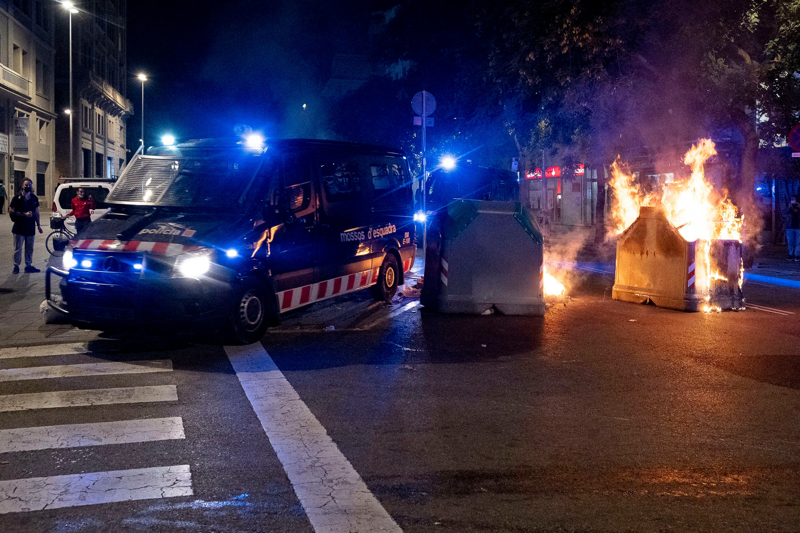 També han tornat els contenidors incendiats com a part de les protestes / Jordi Play