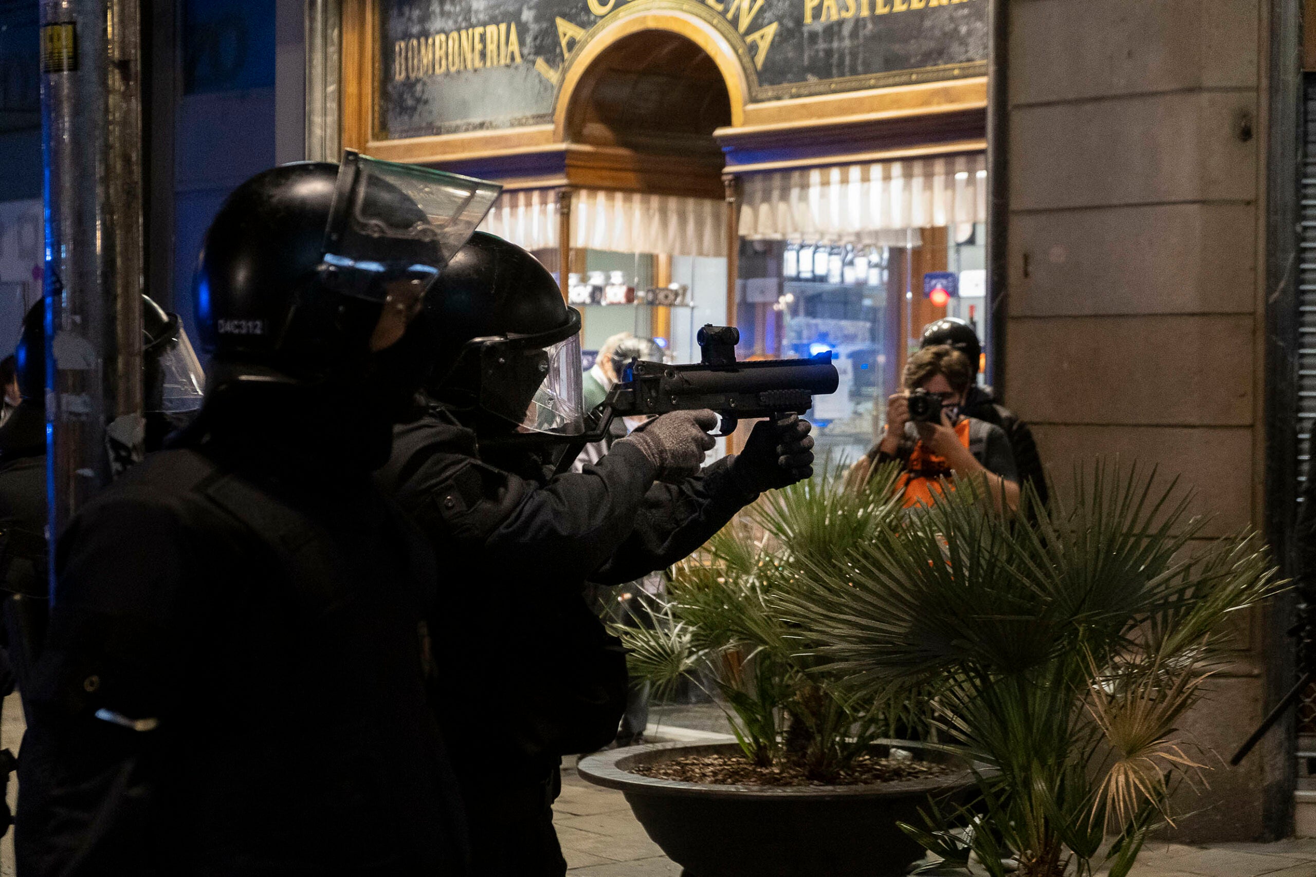 Un mosso apuntant amb una pistola que dispara bales de foam / Jordi Play