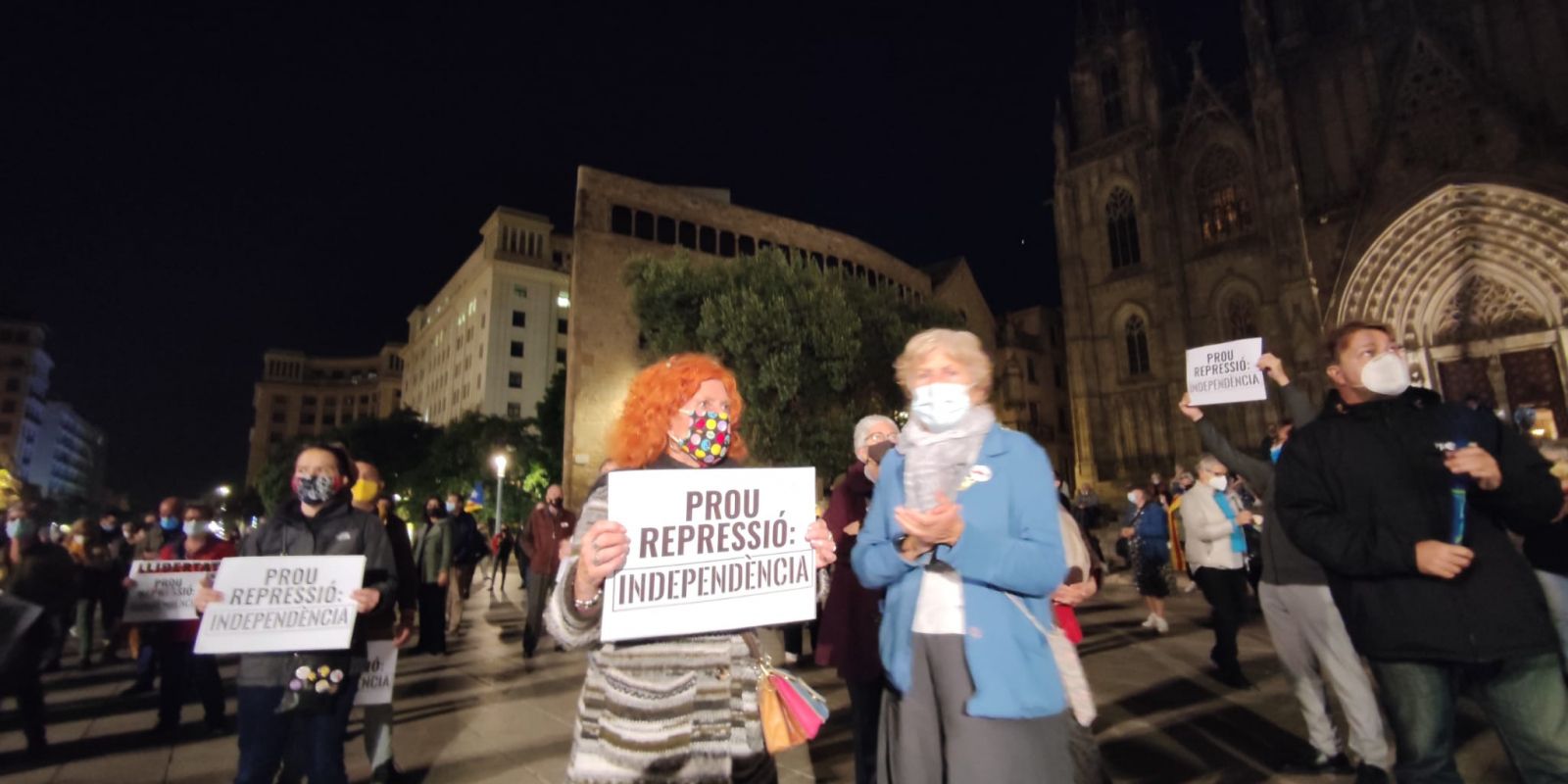 Manifestants davant la catedral de Barcelona contra l'operació Volhov / J.A.G