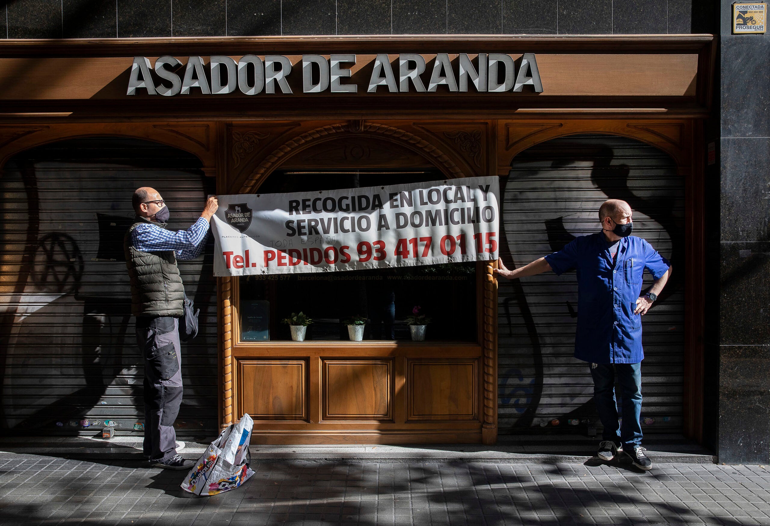 Bars i restaurants només poden servir aliments per emportar a causa de les noves restriccions contra la Covid-19 / Jordi Play