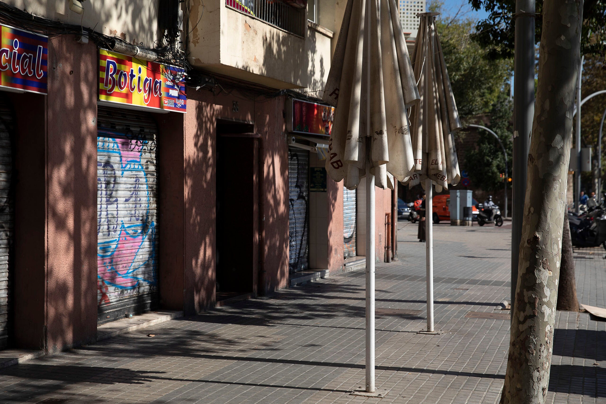 Una de les terrasses fantasma que ha deixat el tancament de bars i restaurants pel rebrot de Covid-19 / Jordi Play