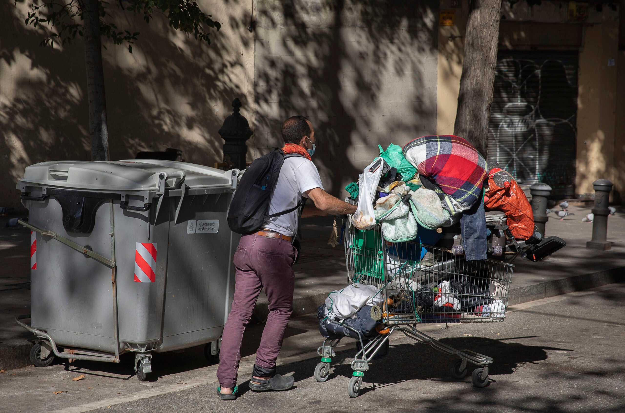 Un ferraller carrega un carretó amb roba i altres objectes a Barcelona, en imatge d'arxiu / Jordi Play