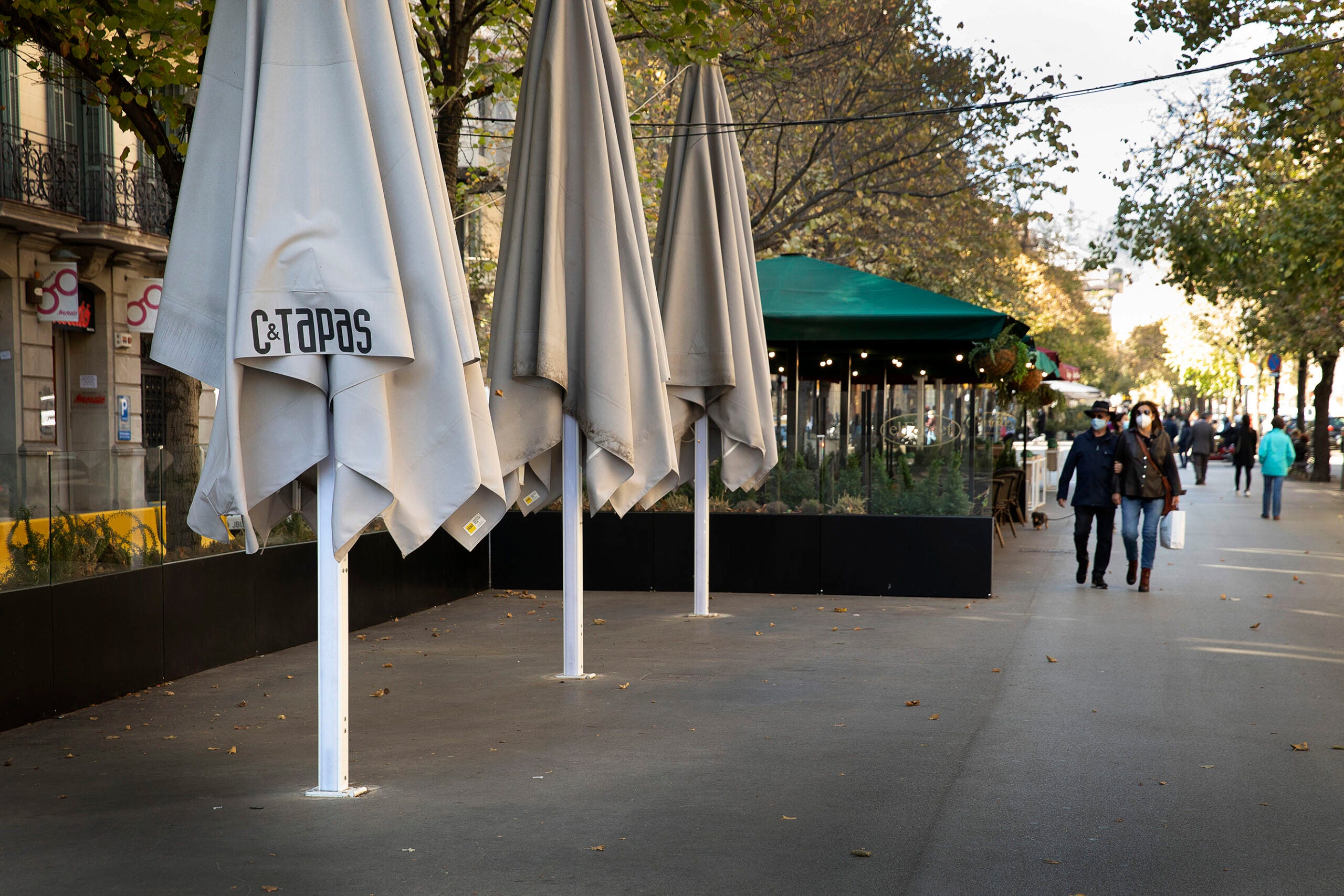 Terrasses recollides a Barcelona pel tancament de bars i restaurants / Jordi Play