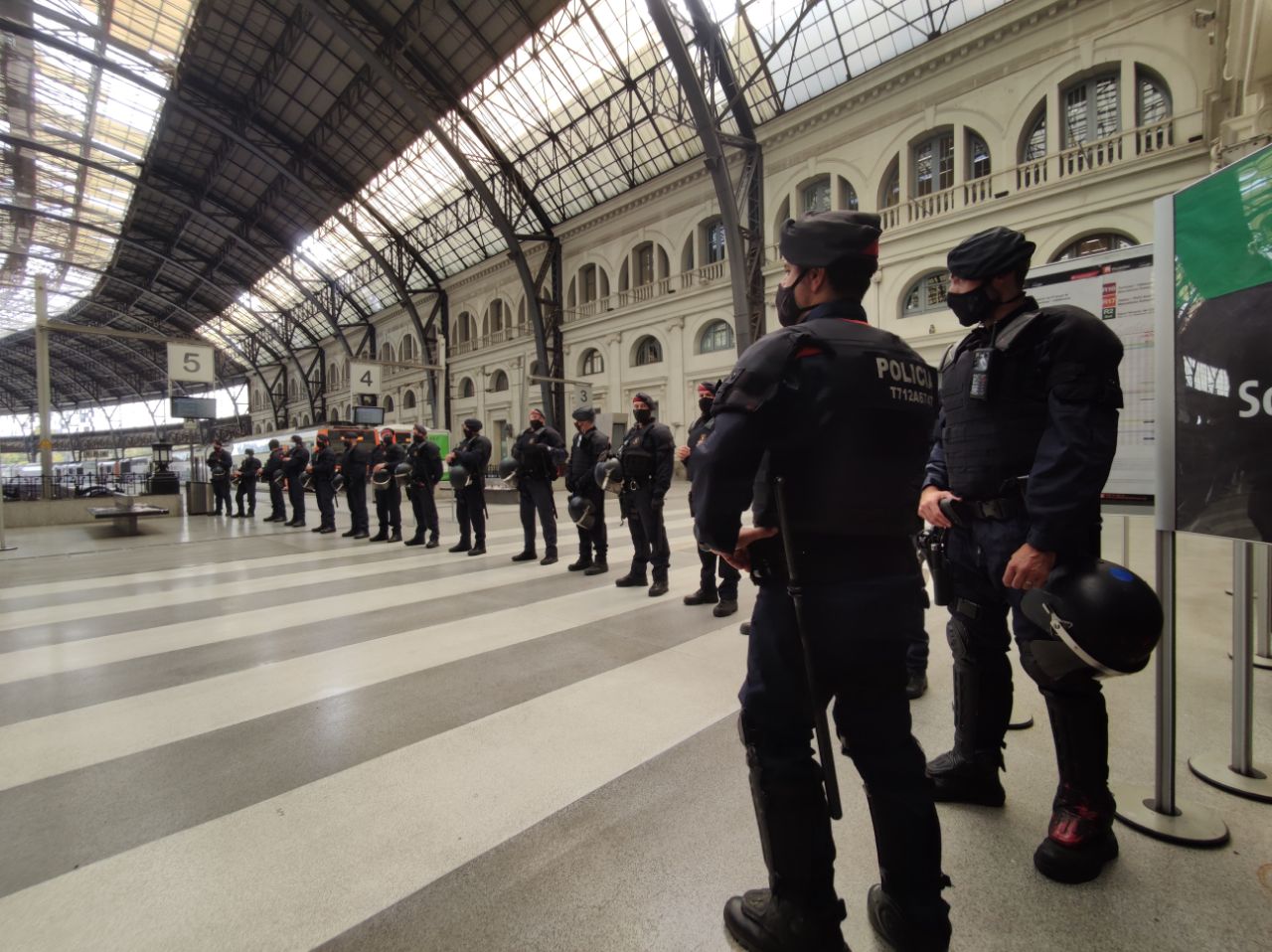 Cordó policial dins l'Estació de França després de la visita de Felip VI / JAG