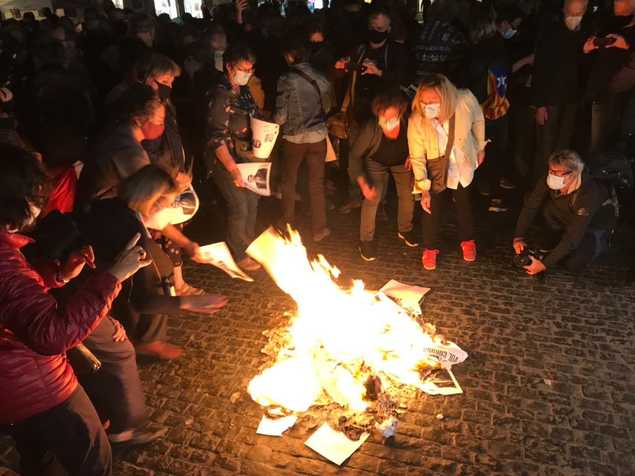 Crema de retrats reials a la plaça Sant Jaume / Quico Sallés