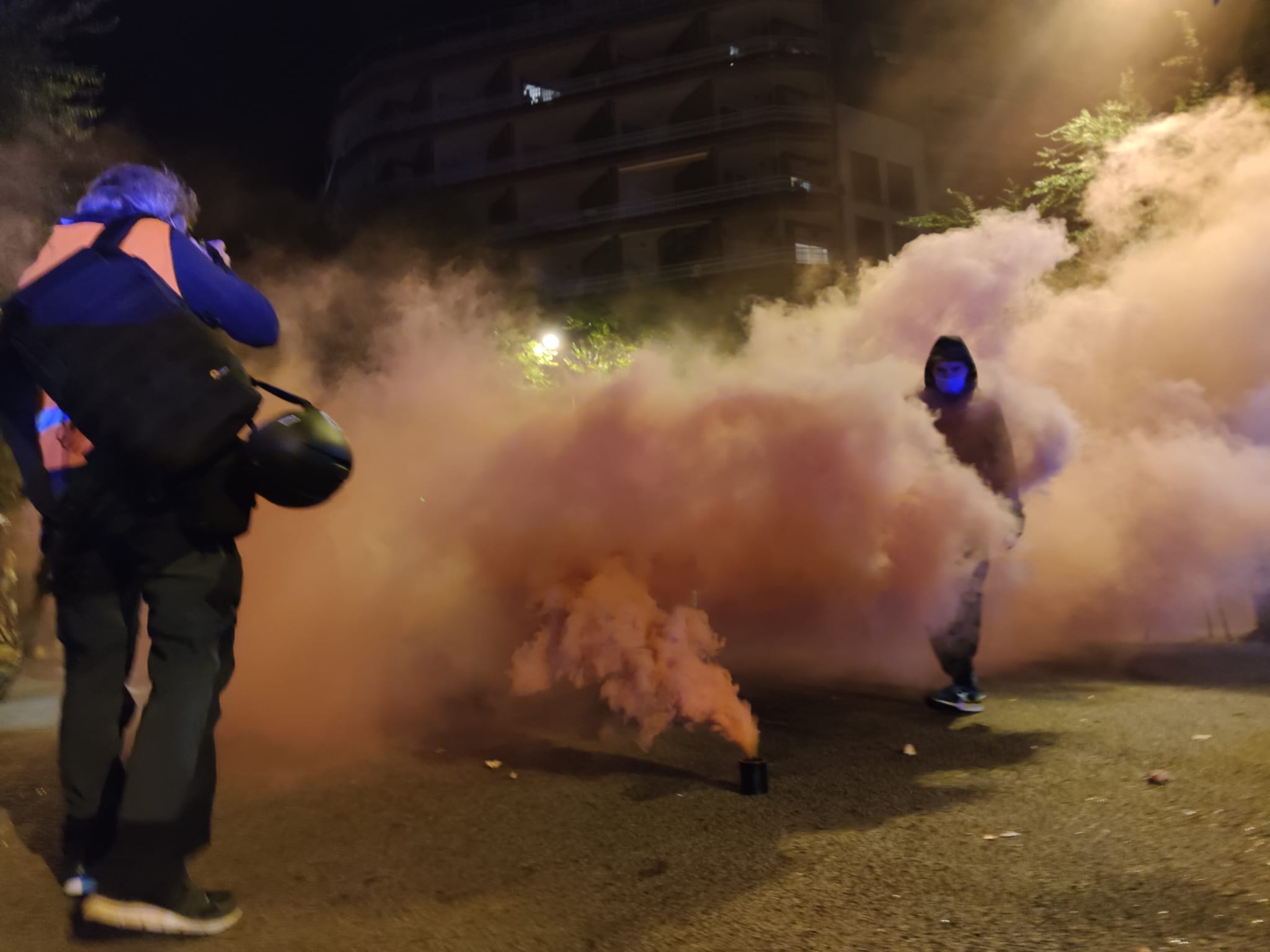 Protesta davant la comissaria de travessera de Gràcia J.A.G