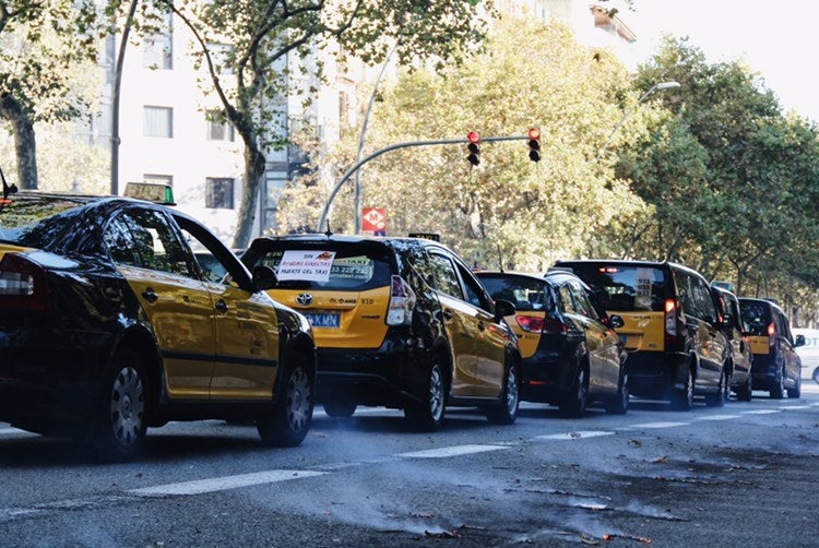 Marxa lenta de taxistes l'endemà del primer toc de queda / Cedida - Saskia Morta