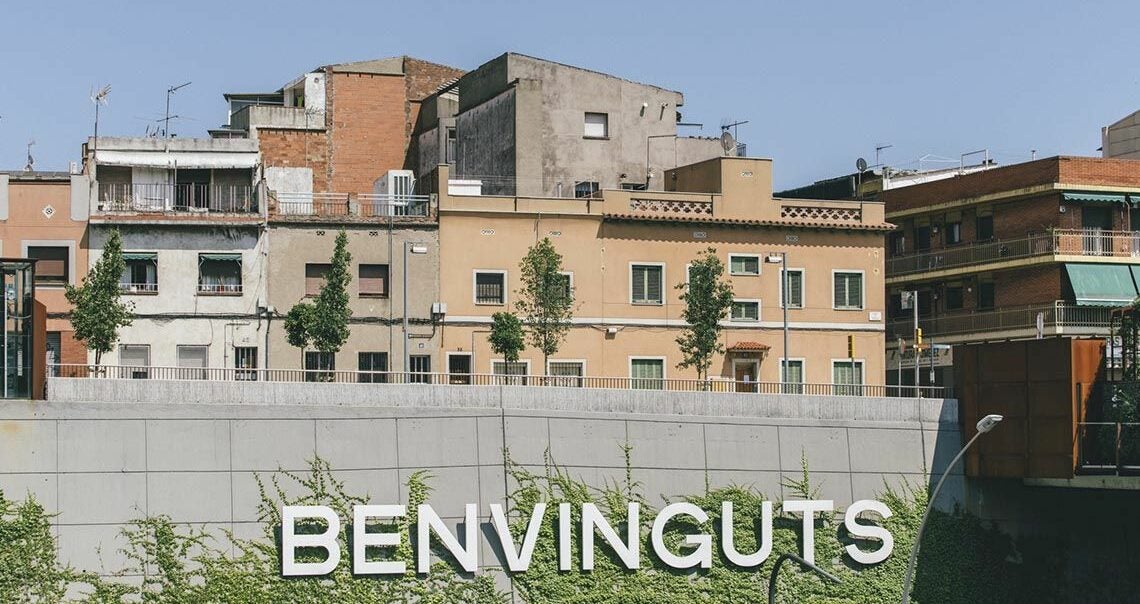 La Trinitat Vella i el famós cartell 'Benvinguts a Barcelona' en un mur de la Meridiana / Barcelona.cat