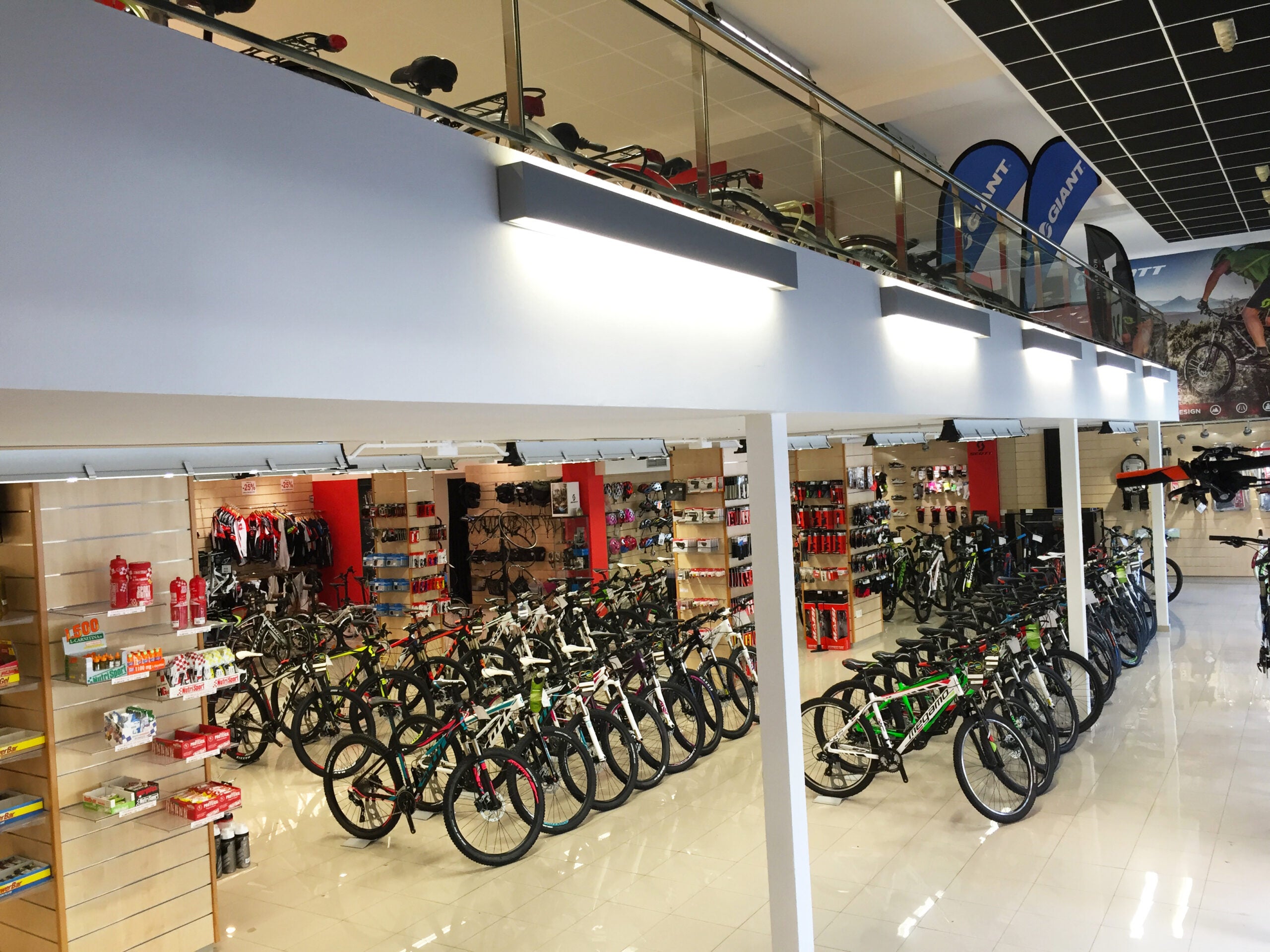 Bicicletes a l'interior de la botiga Biking Point de Barcelona / Biking Point