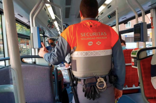 Un vigilant de seguretat en un autobús / TMB